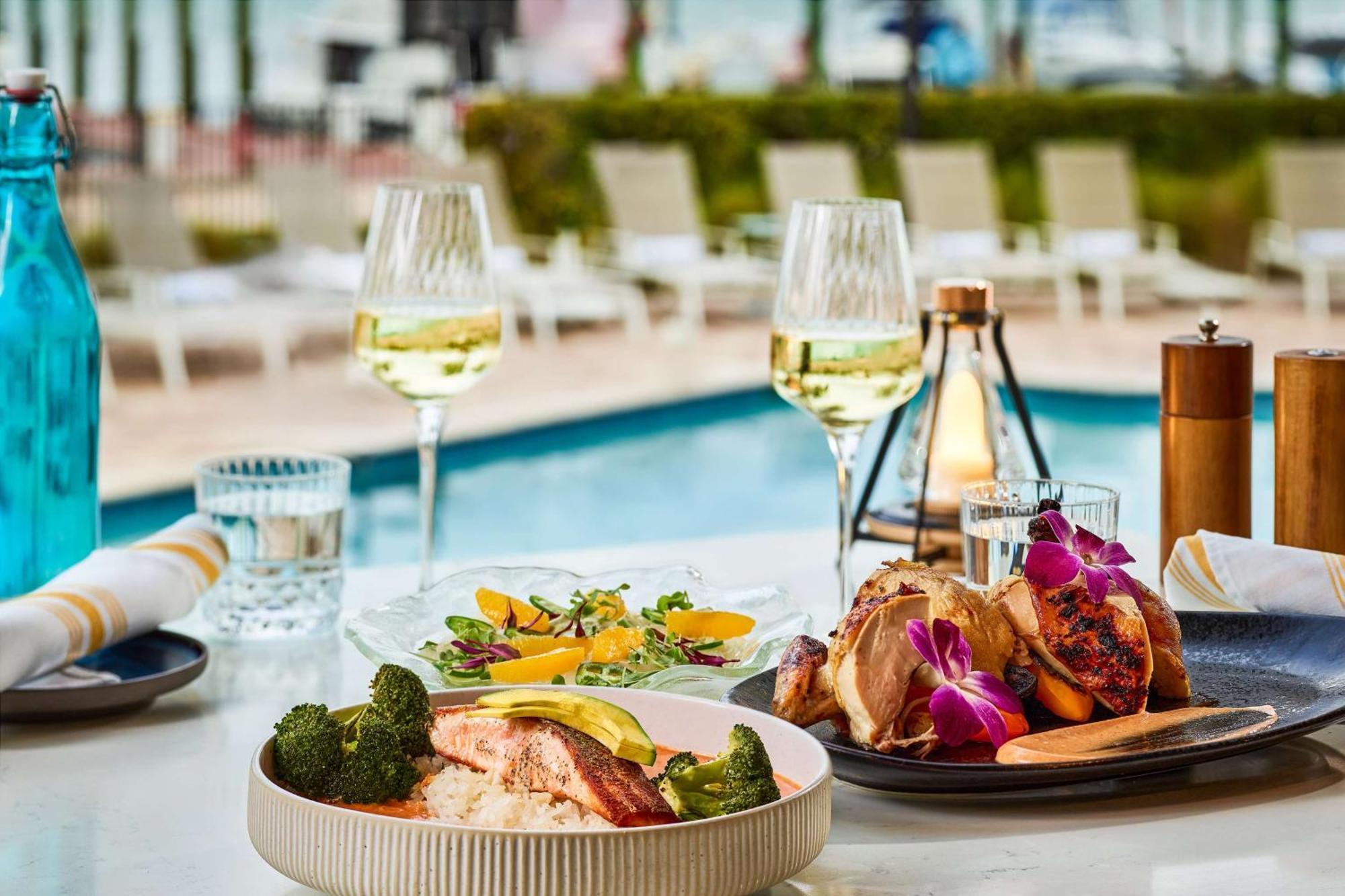 Faro Blanco & Yacht Club Marathon, Curio By Hilton