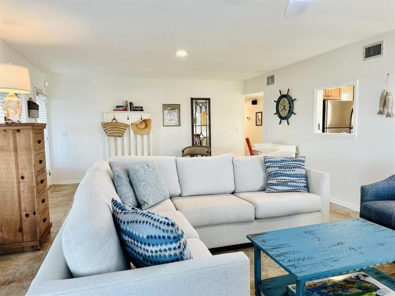 854 S Fletcher