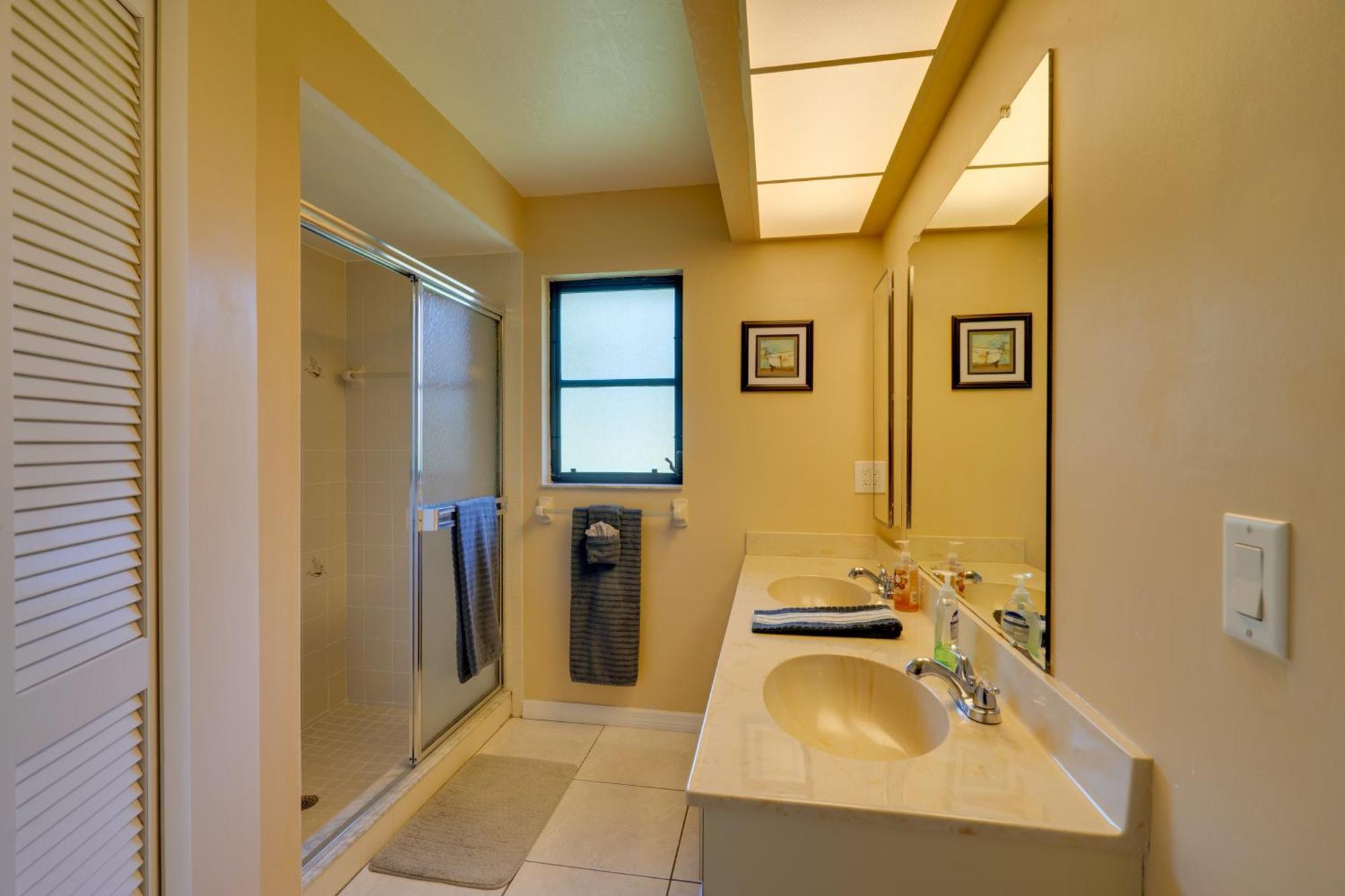 Coastal Retreat With Grill 4 Mi To Dtwn Cape Coral! Holiday home *