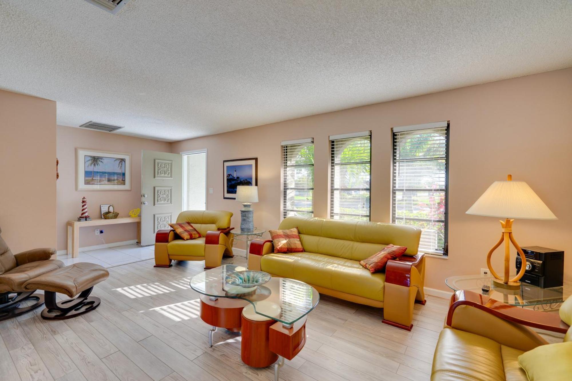 Coastal Retreat With Grill 4 Mi To Dtwn Cape Coral! Holiday home