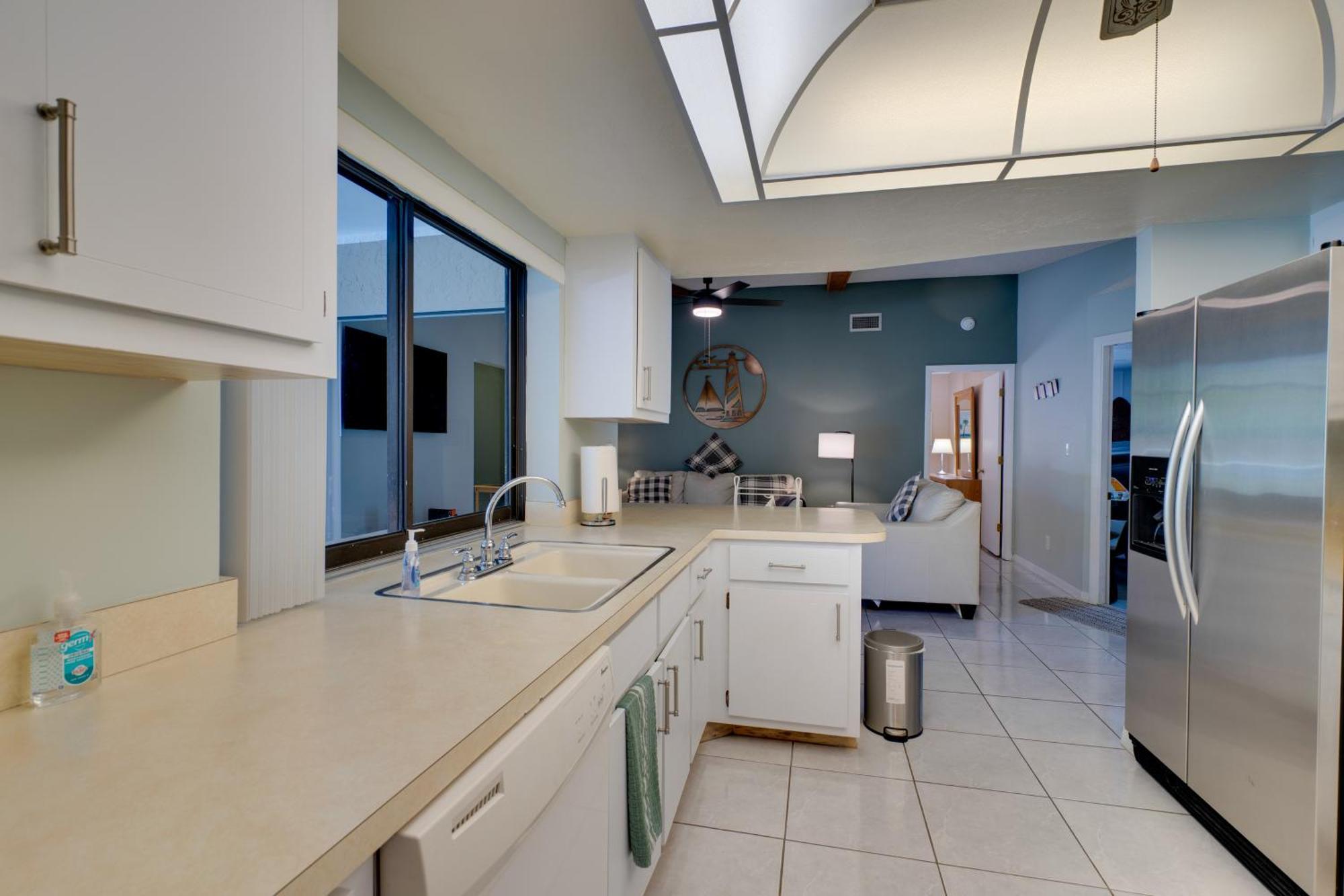 Coastal Retreat With Grill 4 Mi To Dtwn Cape Coral! Holiday home