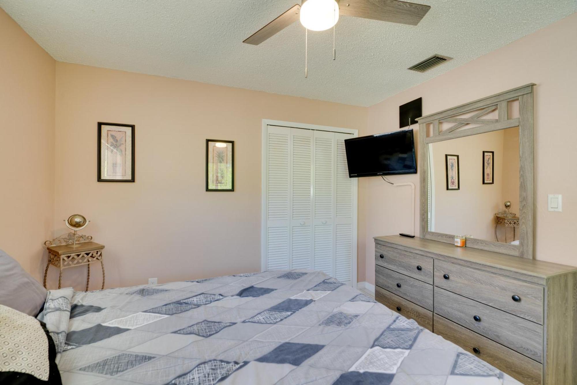 Holiday home Coastal Retreat With Grill 4 Mi To Dtwn Cape Coral! Cape Coral