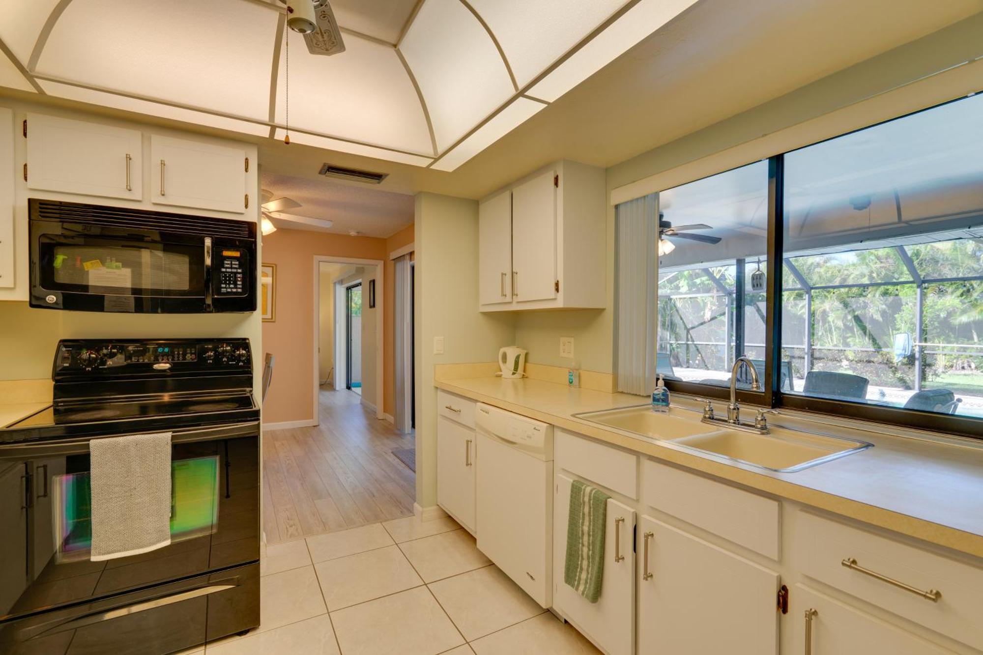 Coastal Retreat With Grill 4 Mi To Dtwn Cape Coral!