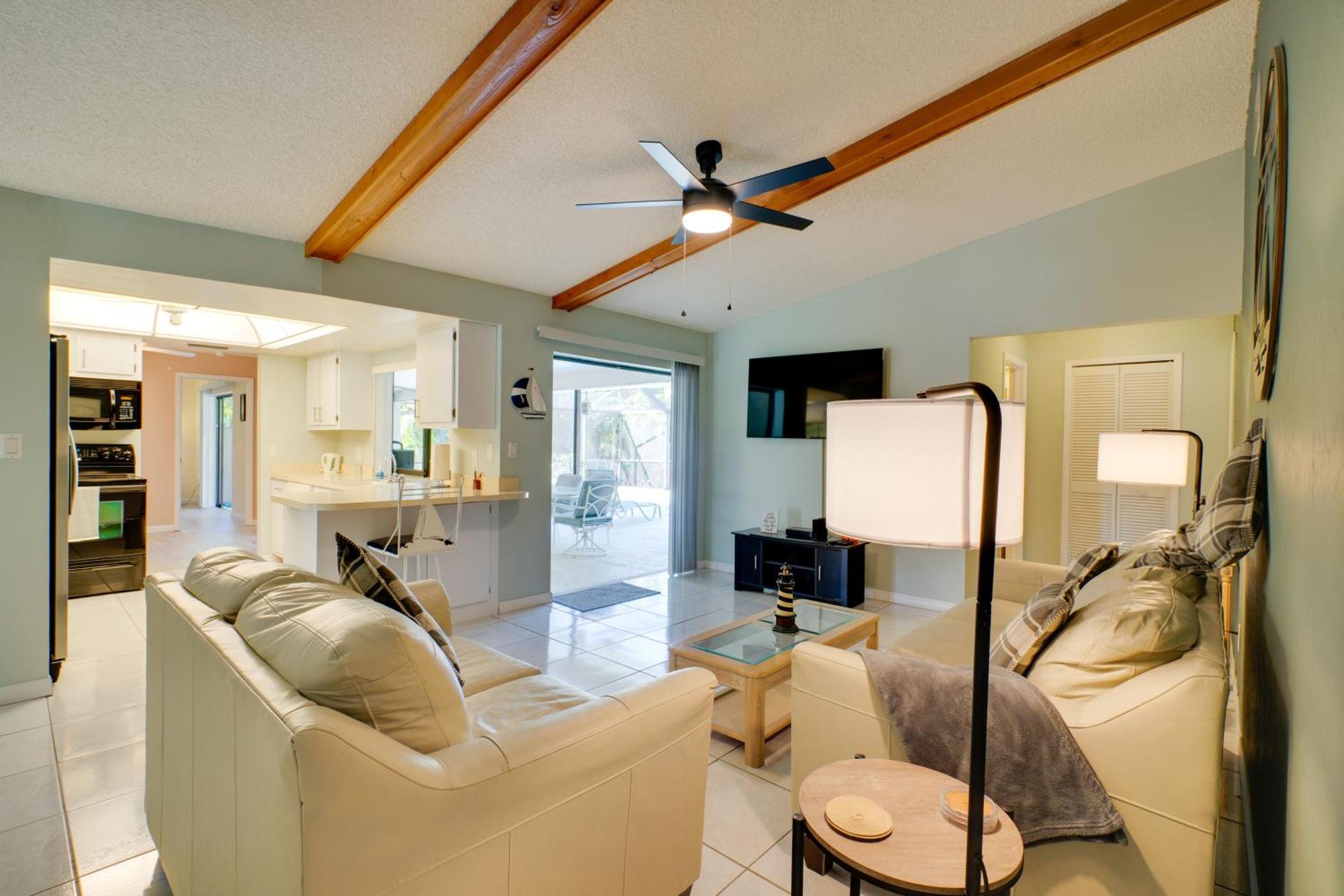 Coastal Retreat With Grill 4 Mi To Dtwn Cape Coral! Holiday home *