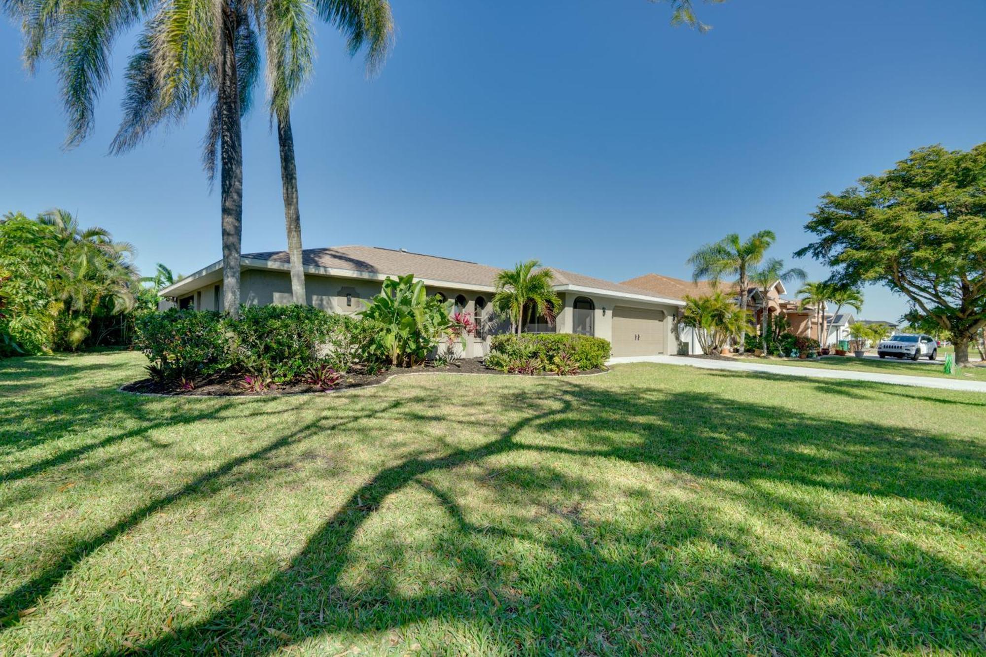 Coastal Retreat With Grill 4 Mi To Dtwn Cape Coral! Holiday home Cape Coral