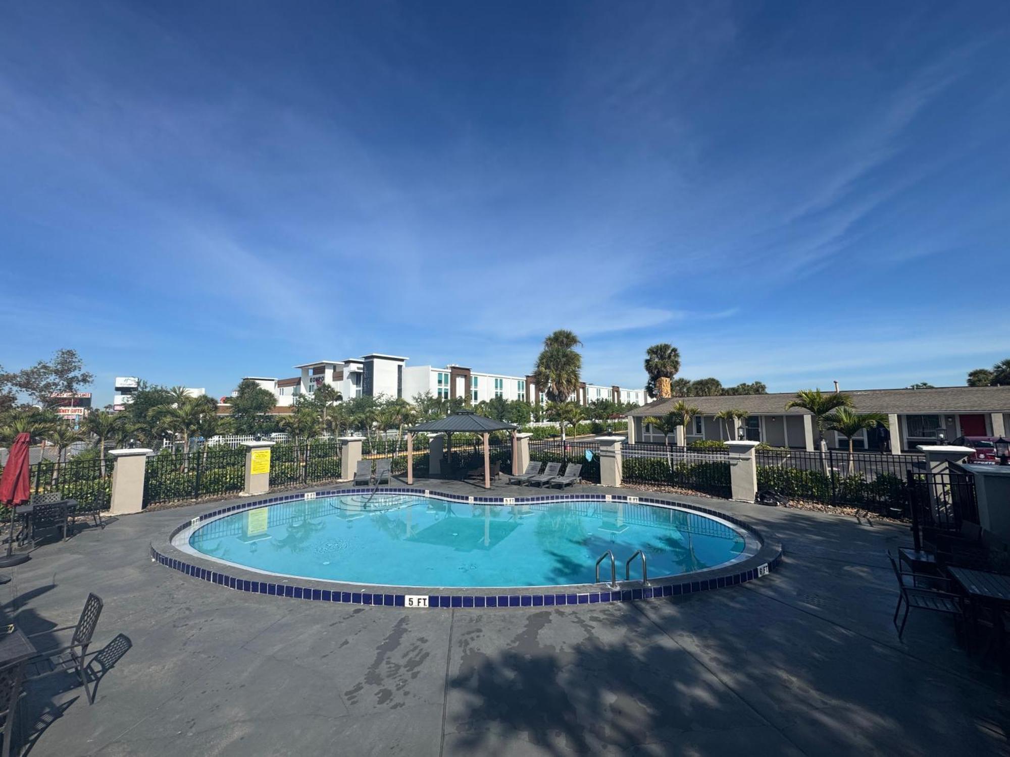 Hotel Super 8 By Wyndham Kissimmee-orlando 2*