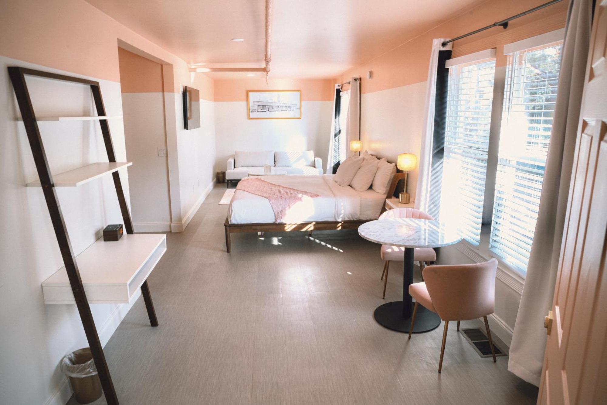 Hotel Peninsula Bed & Cocktails 4*