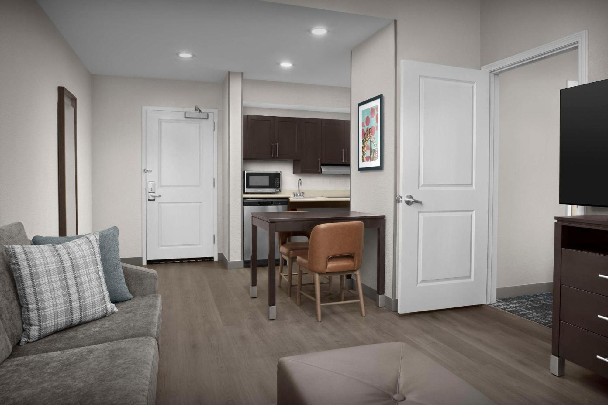 Hotel Homewood By Hilton Airport