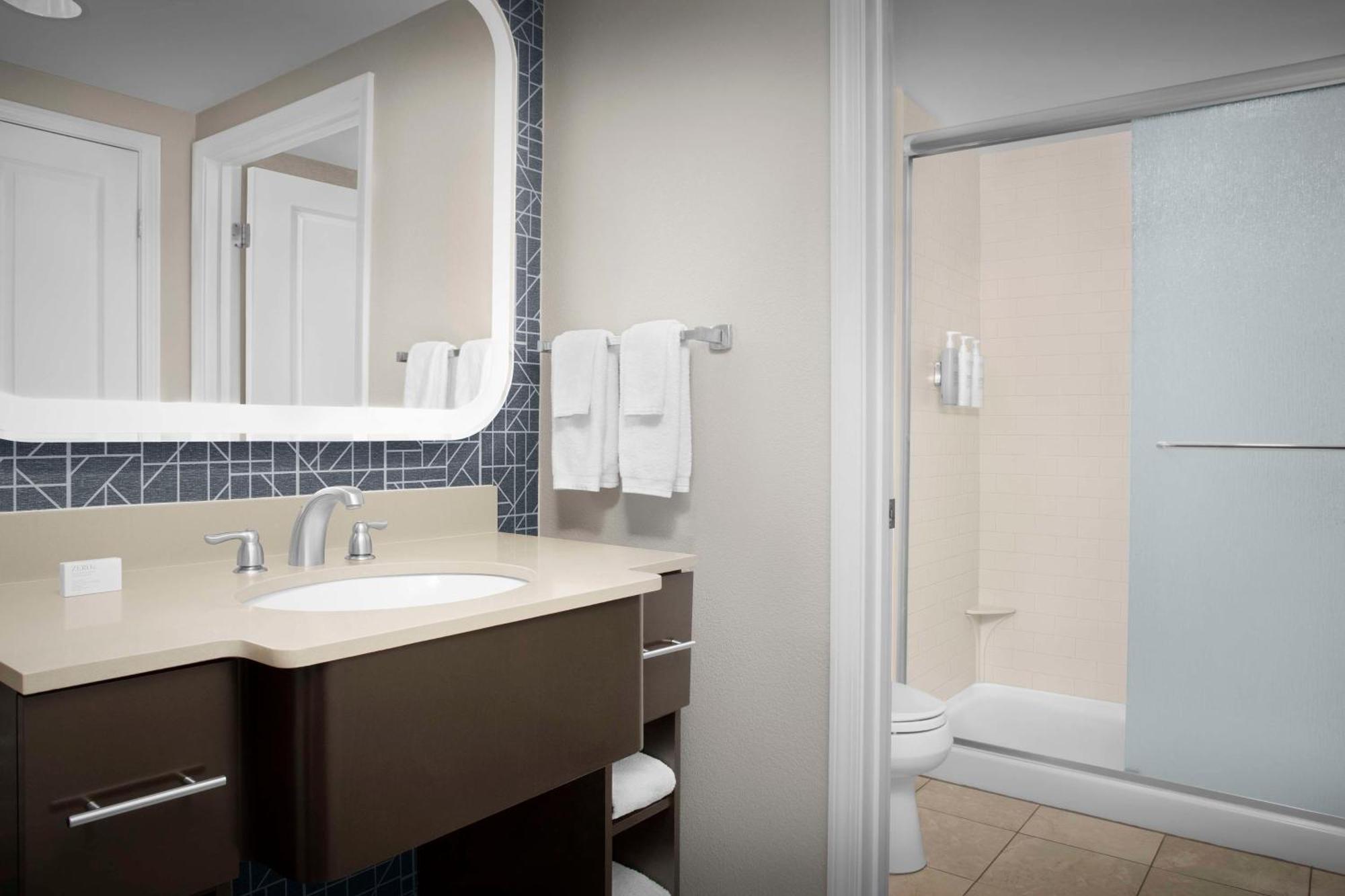 Hotel Homewood By Hilton Airport