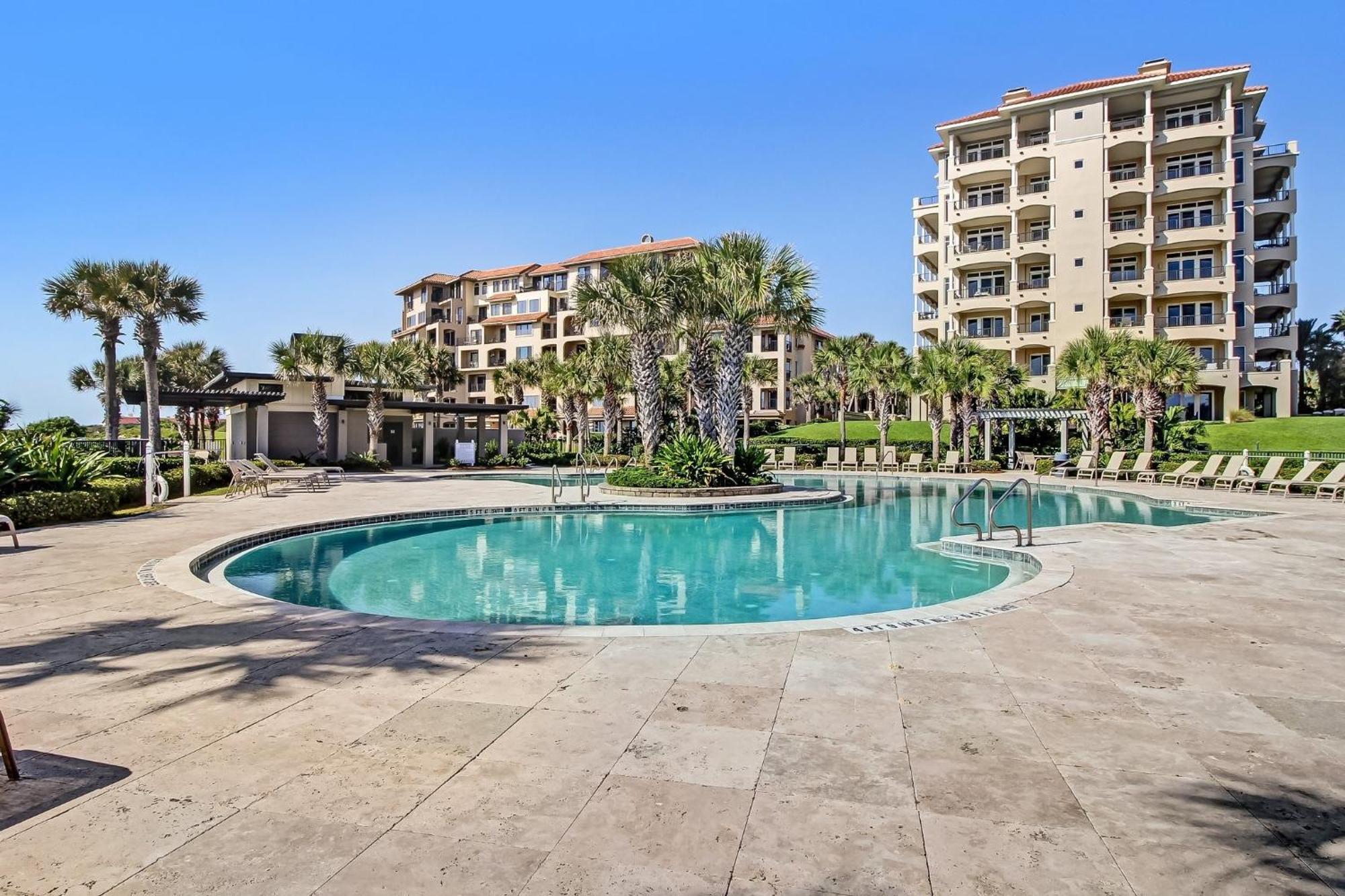 Oceanfront Penthouse Apartment *