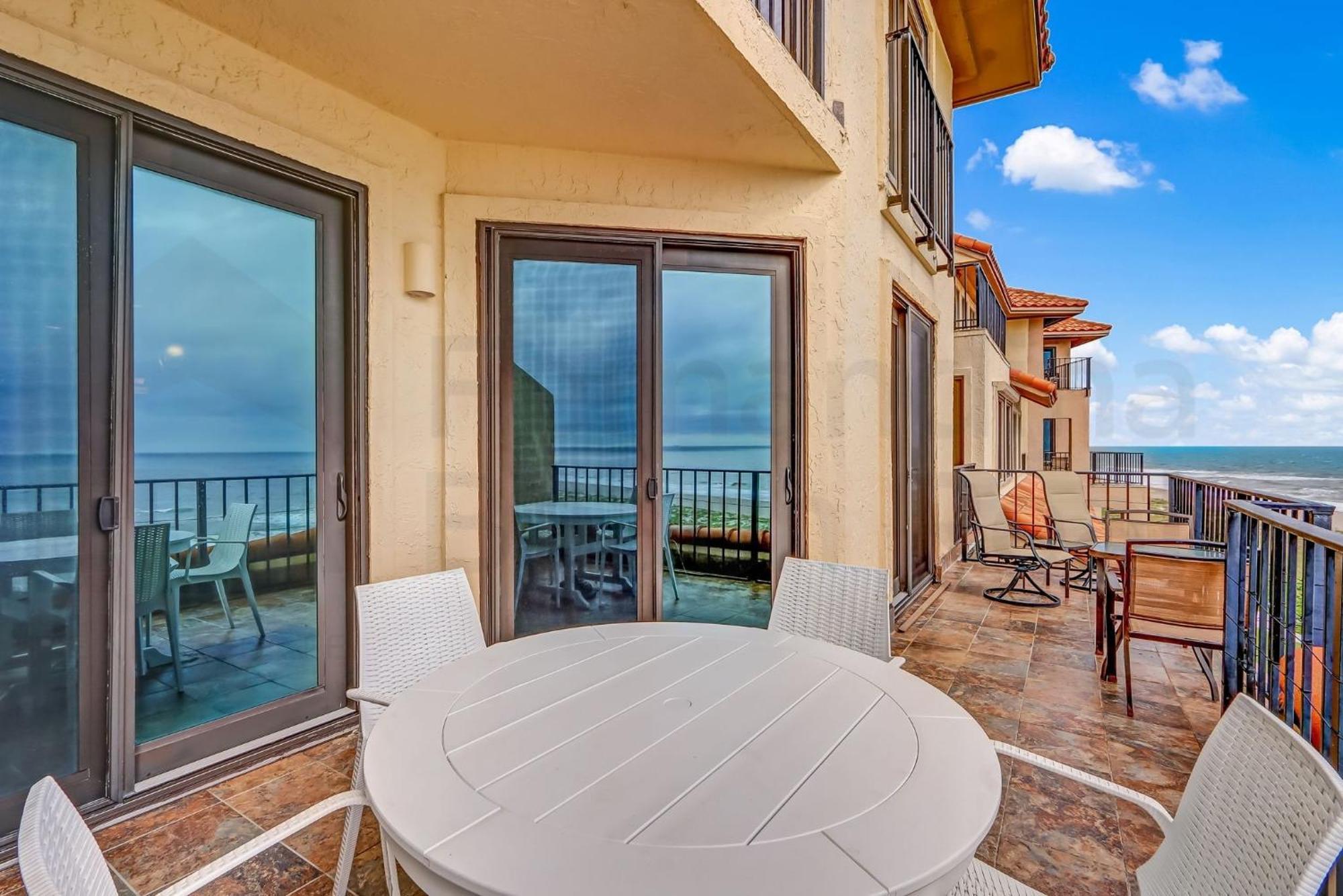 Oceanfront Penthouse Apartment *
