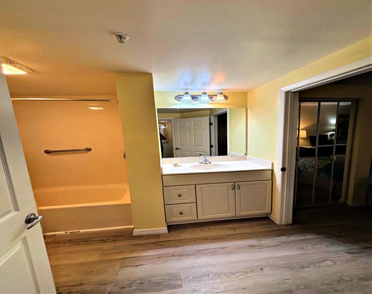 Apartment 1 Bedroom Direct Oceanfront Wyndham Ocean Walk - Daytona Funland 703 *