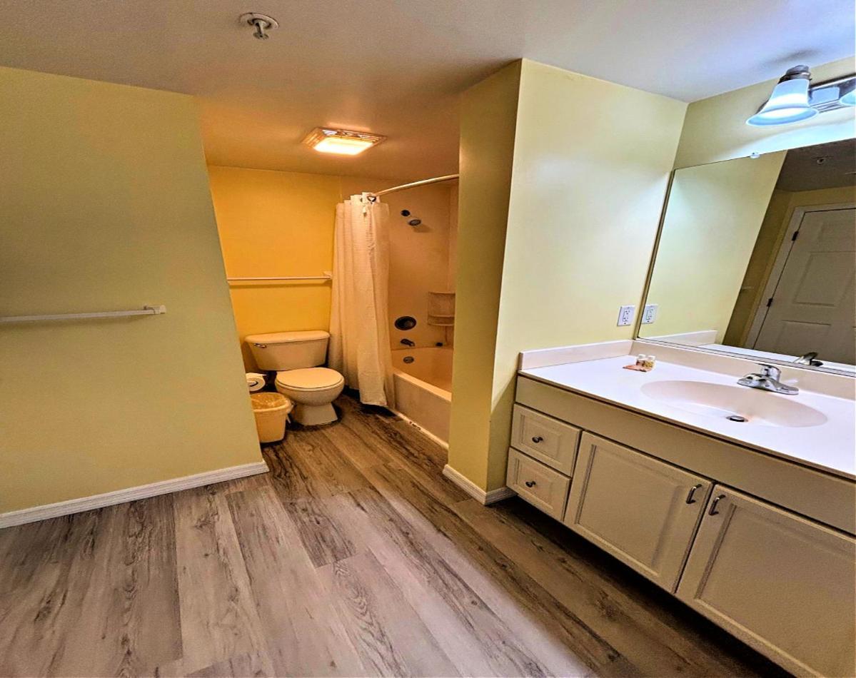 1 Bedroom Direct Oceanfront Wyndham Ocean Walk - Daytona Funland 703 Daytona Beach