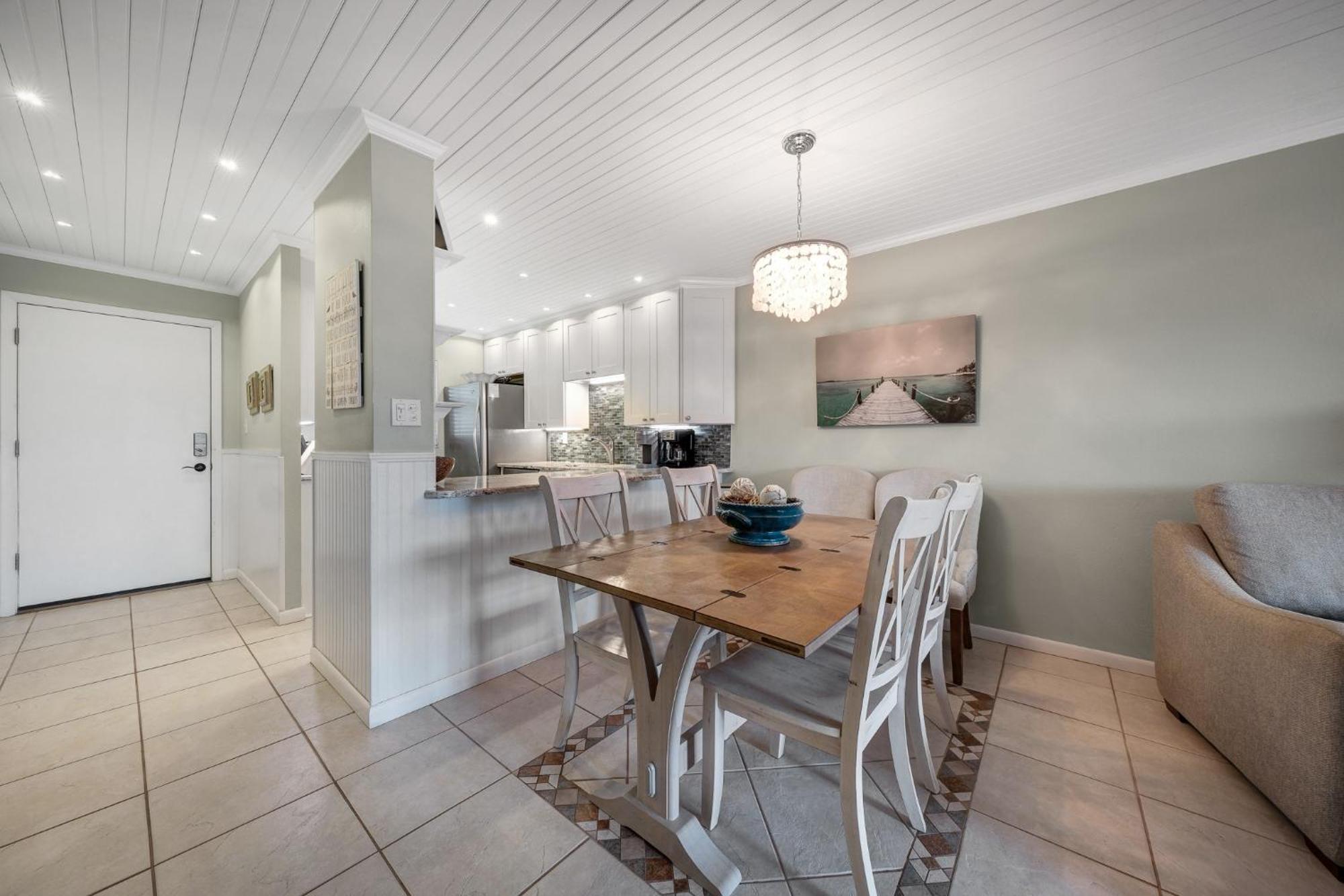 Floor Ocean And Pool Views Located On No-drive With 2 Complex Pools *