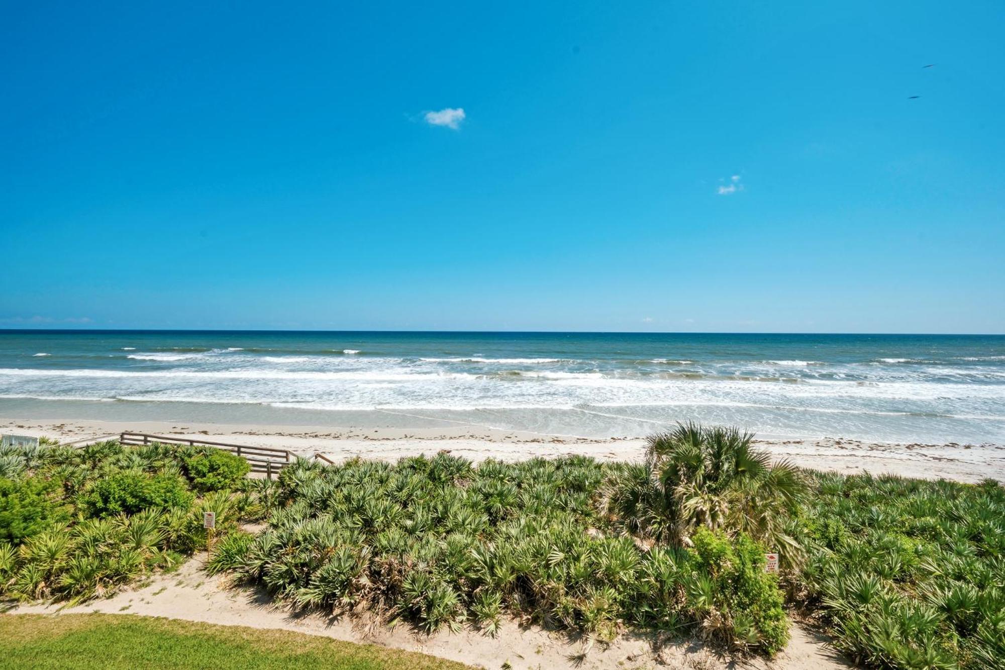 Holiday home Large Balcony With Direct Oceanfront Views And Access To Complex Pool