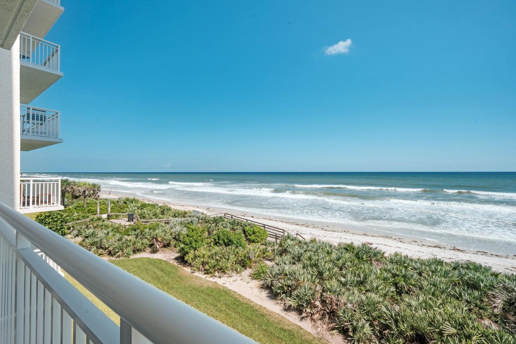 Large Balcony With Direct Oceanfront Views And Access To Complex Pool Holiday home *