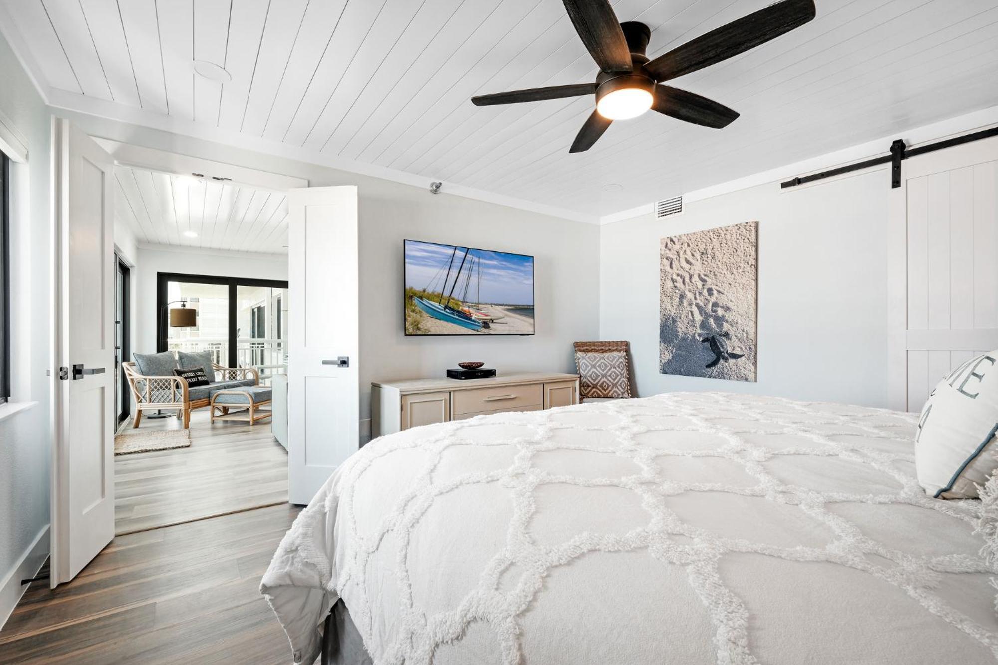 Large Balcony With Direct Oceanfront Views And Access To Complex Pool Holiday home