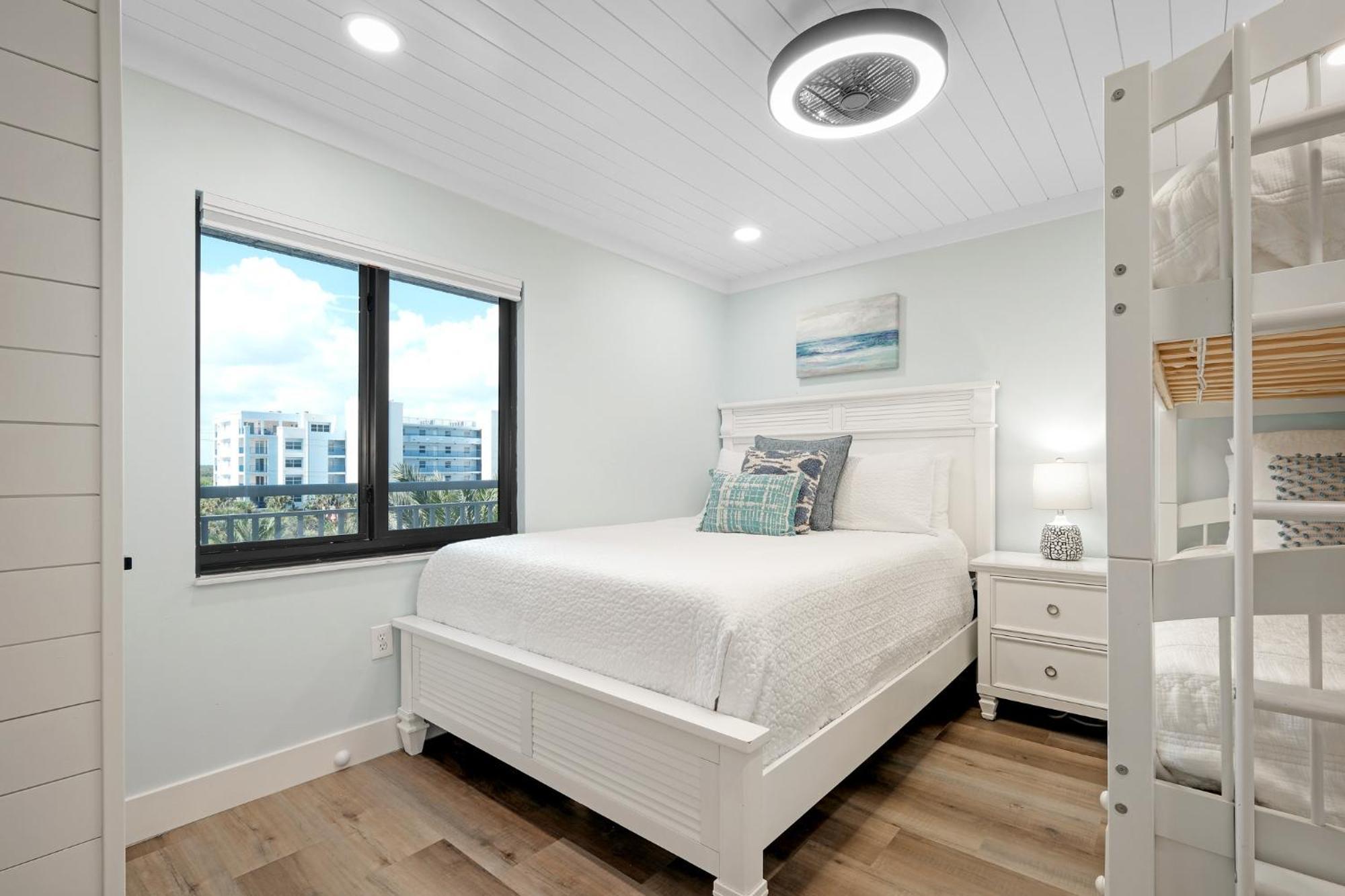 Large Balcony With Direct Oceanfront Views And Access To Complex Pool Holiday home *