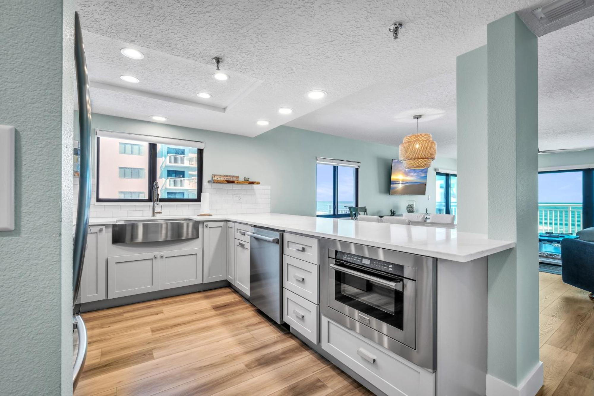 Direct Oceanfront With Stunning Corner Views And Pool Access! Holiday home *