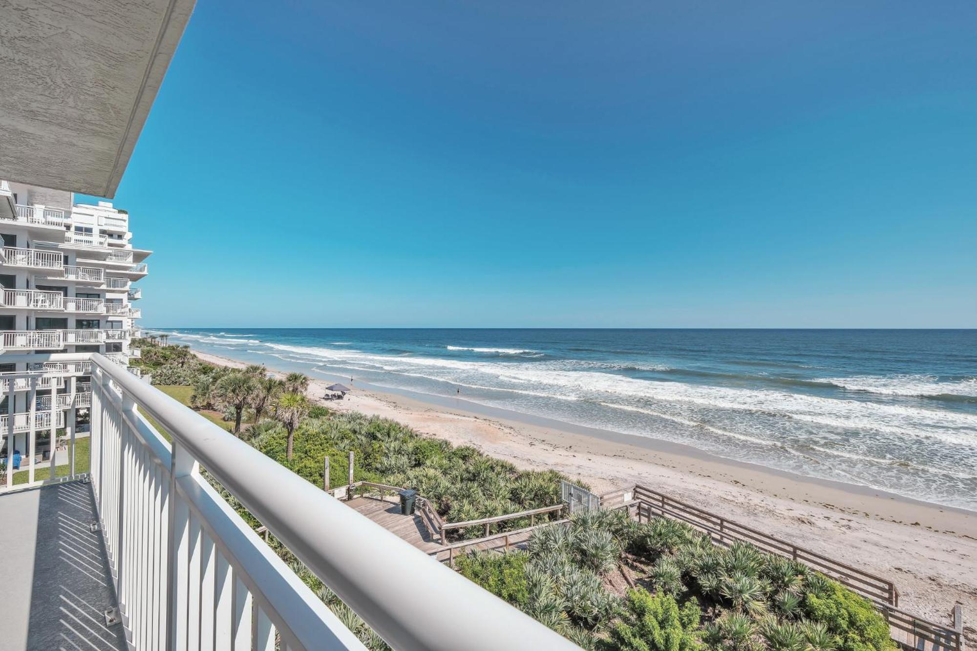 Holiday home Direct Oceanfront With Stunning Corner Views And Pool Access! *