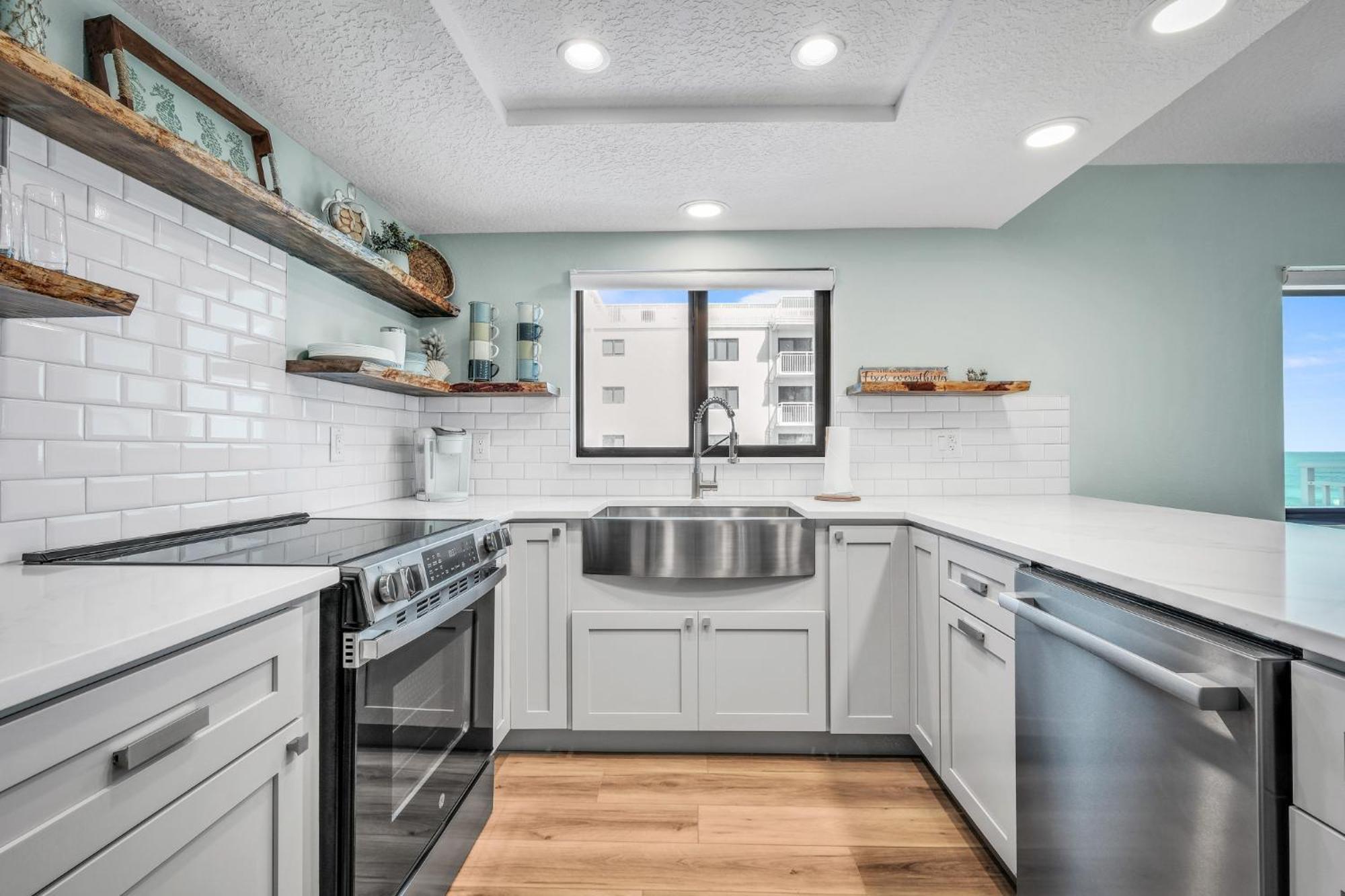 Holiday home Direct Oceanfront With Stunning Corner Views And Pool Access!