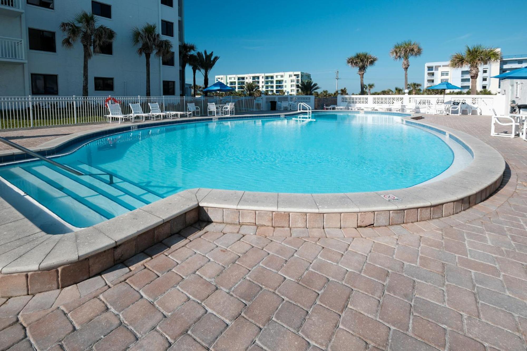 Corner Oceanfront Views With Wrap Around Balcony Located On The No-drive Beach! Holiday home *