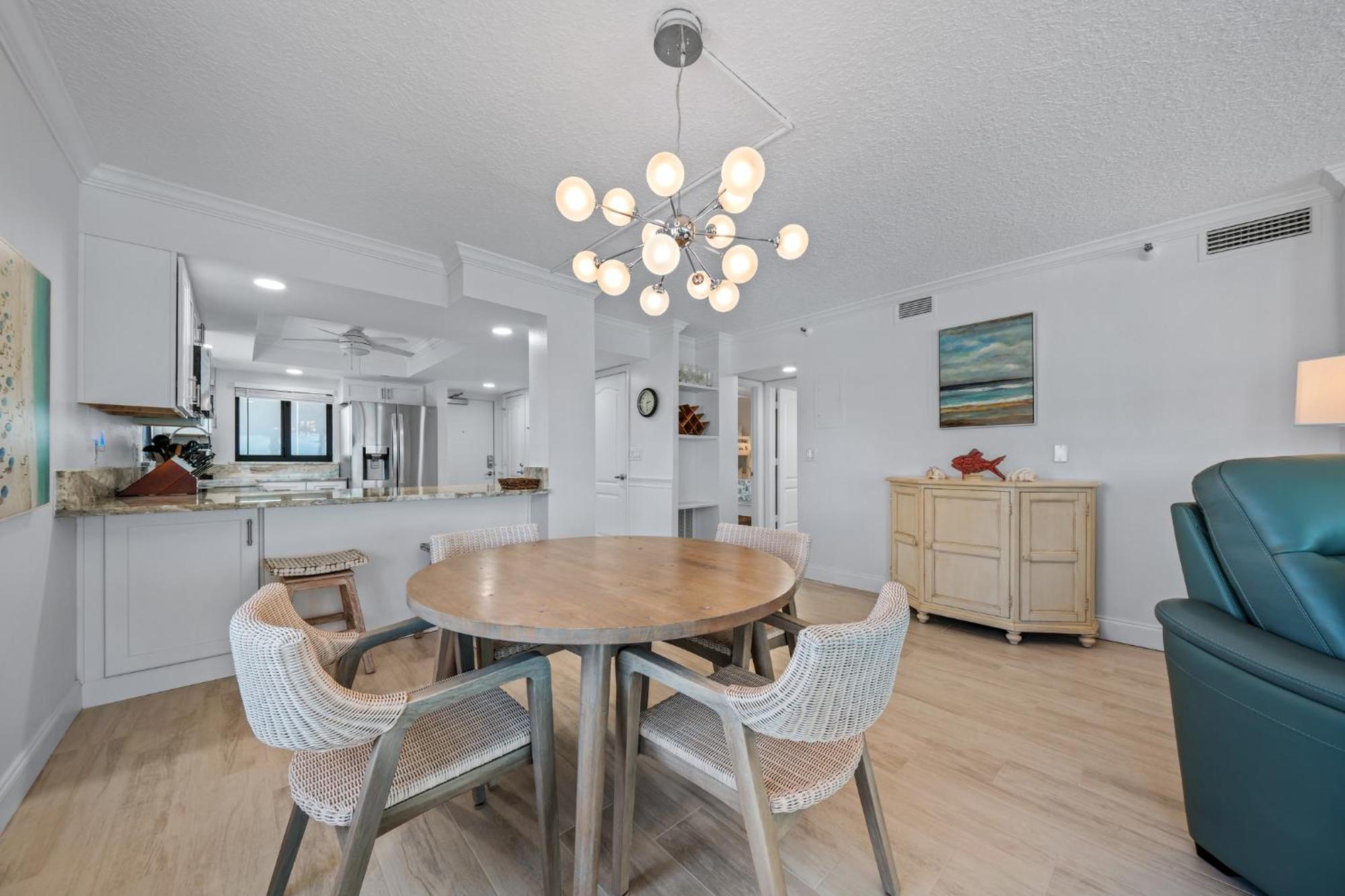 Corner Oceanfront Views With Wrap Around Balcony Located On The No-drive Beach! Holiday home *