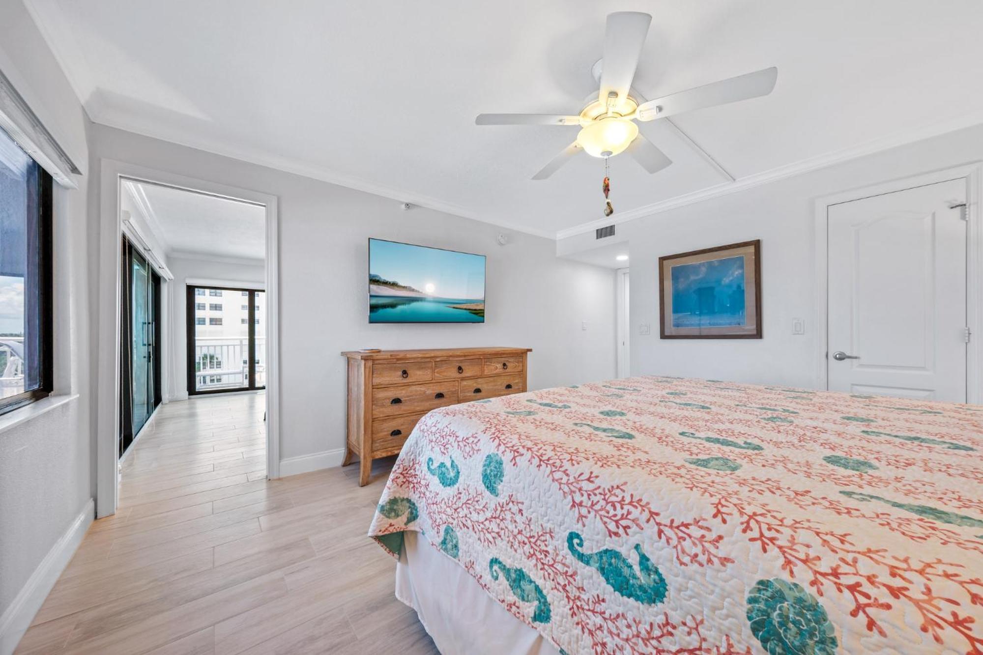Corner Oceanfront Views With Wrap Around Balcony Located On The No-drive Beach! Holiday home *