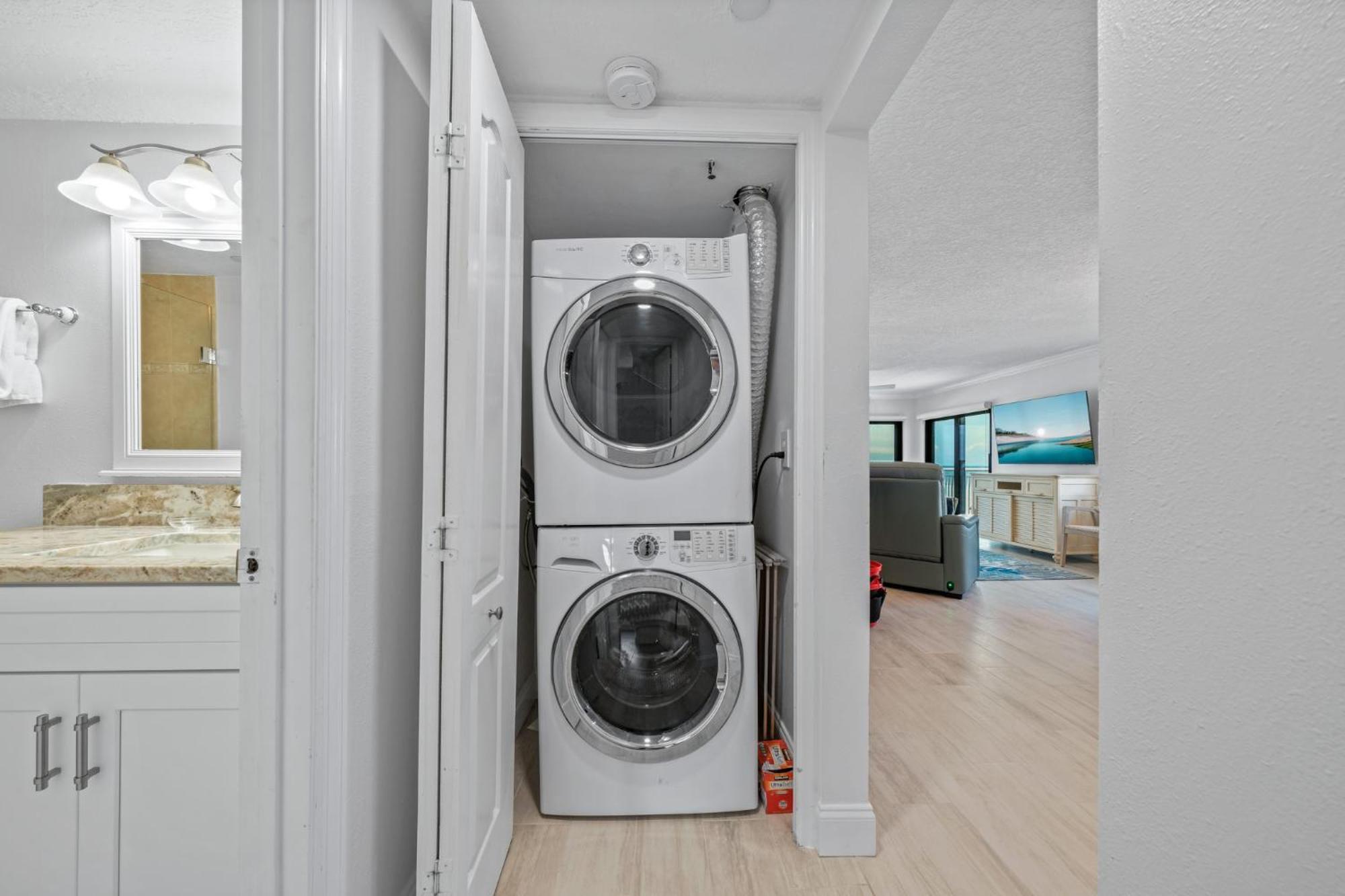 Corner Oceanfront Views With Wrap Around Balcony Located On The No-drive Beach! Holiday home *