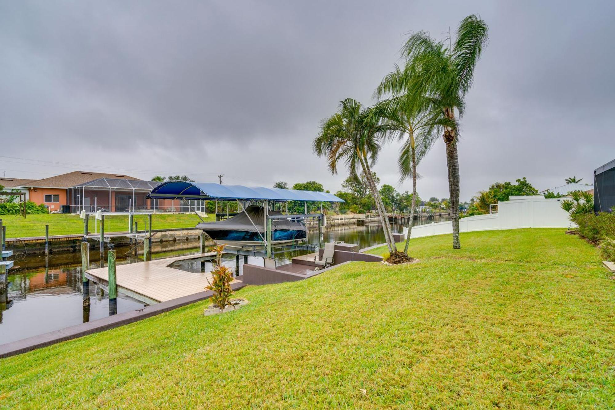 Holiday home Canal-front With Dock And Lanai In Cape Coral!