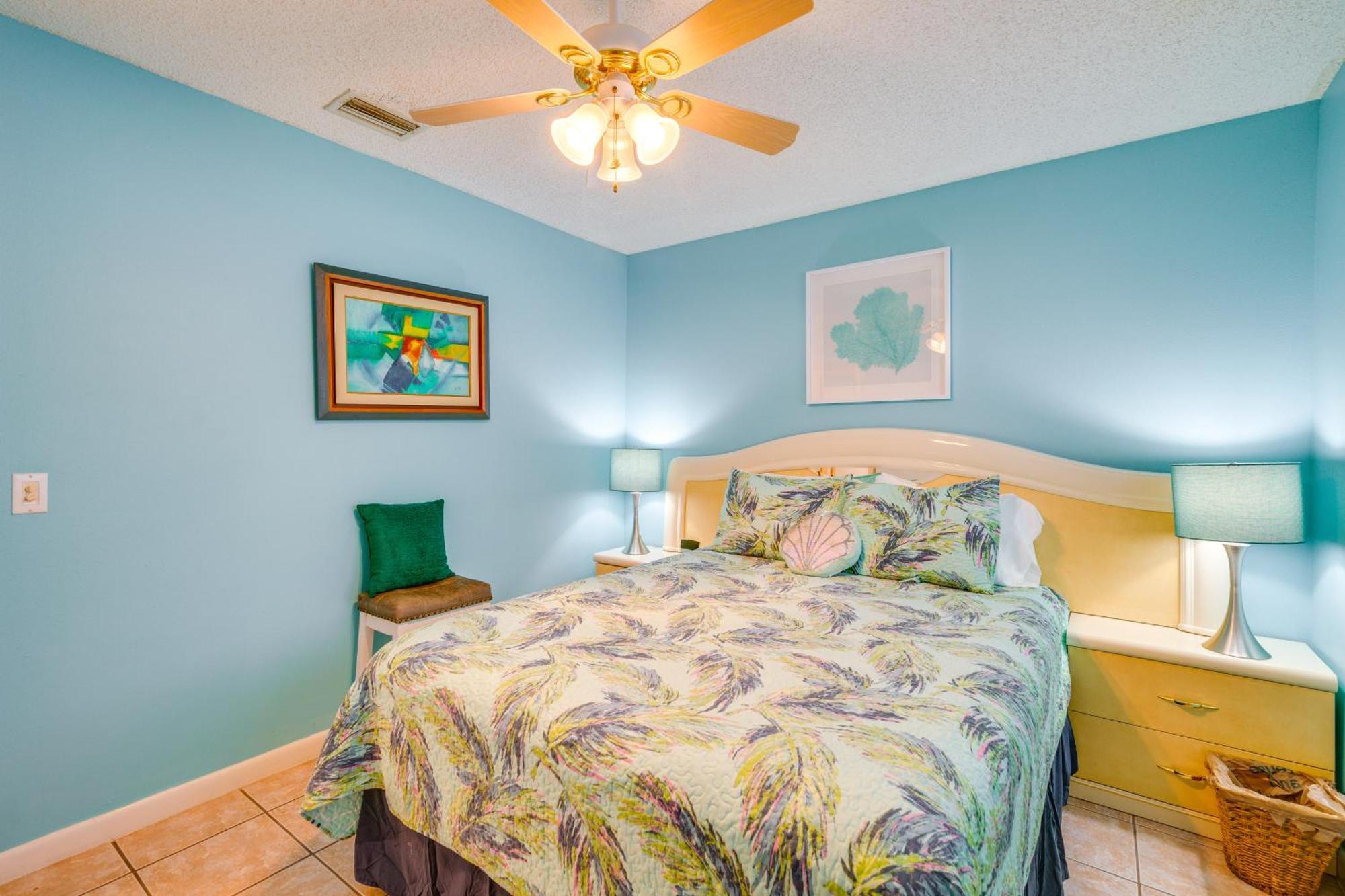 Canal-front With Dock And Lanai In Cape Coral! Holiday home *