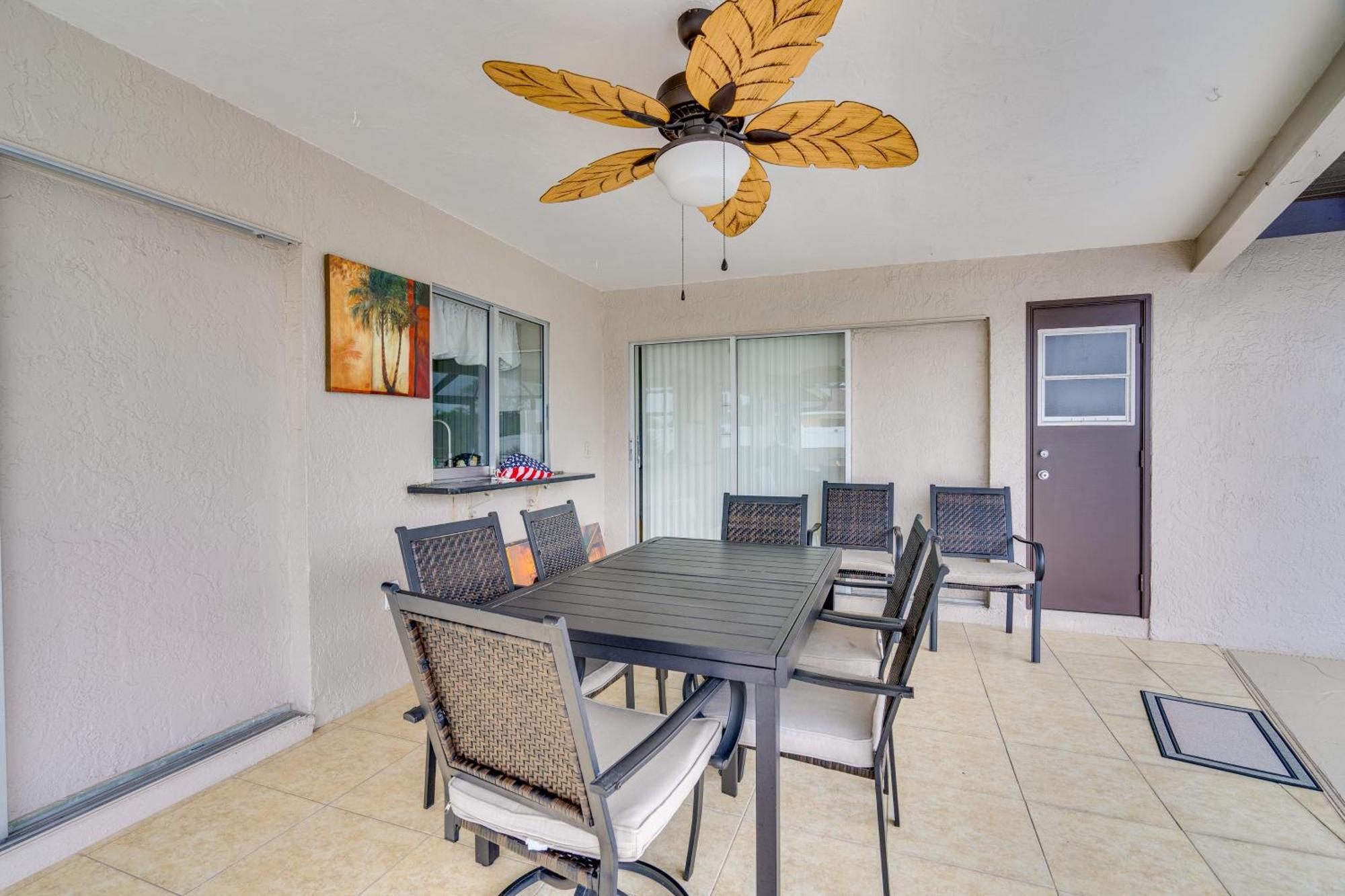 Canal-front With Dock And Lanai In Cape Coral! Holiday home Cape Coral