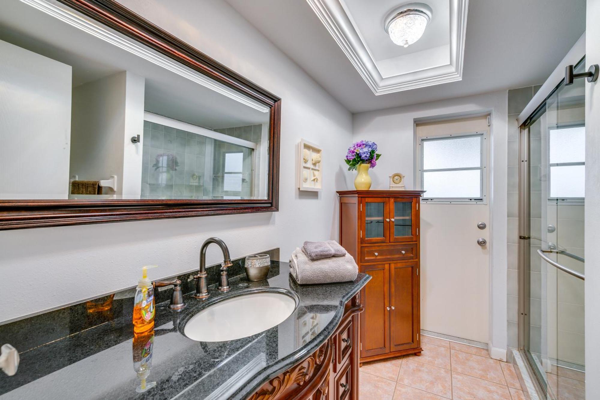 Canal-front With Dock And Lanai In Cape Coral! Holiday home *