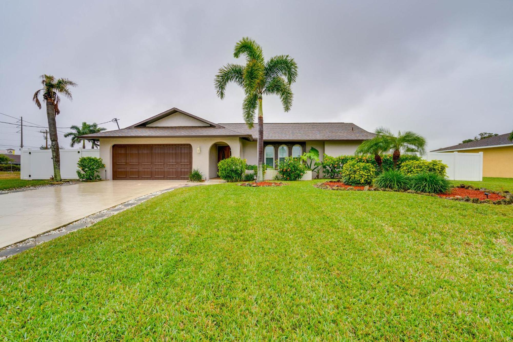 Holiday home Canal-front With Dock And Lanai In Cape Coral! *