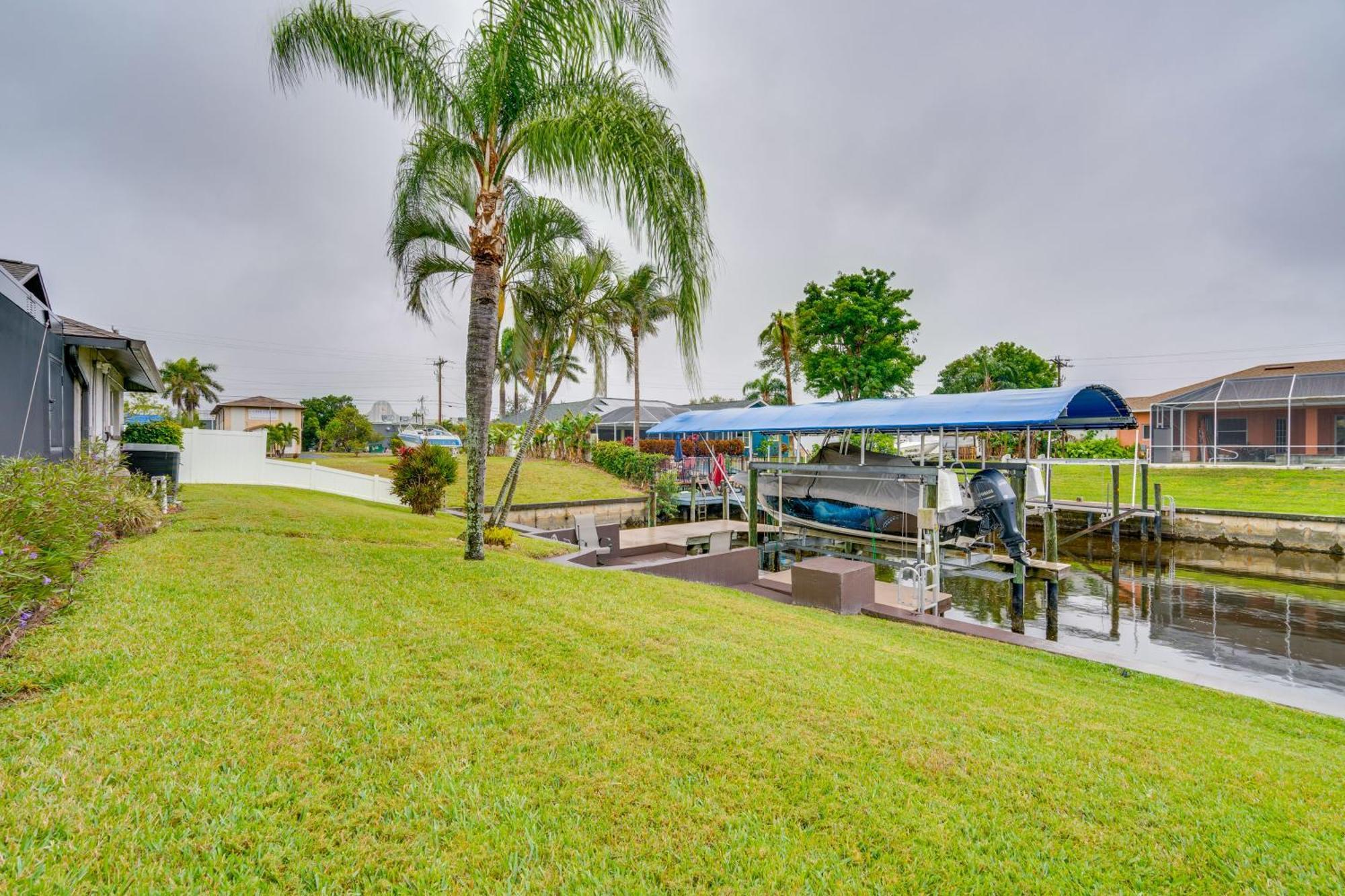Canal-front With Dock And Lanai In Cape Coral! Holiday home *