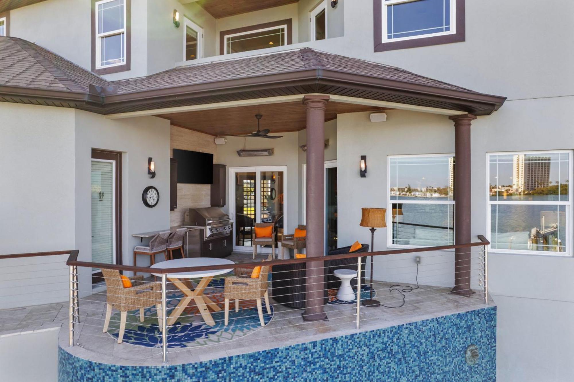 Holiday home Luxury Waterfront 4br Private Heated Pool Hot Tub *