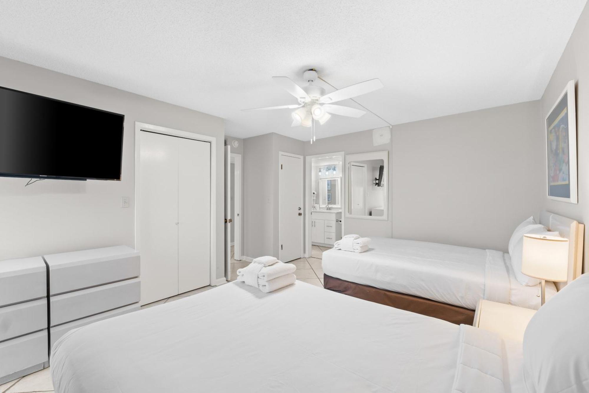 Holiday home Edgewater #811 Tower 3 By Book That *