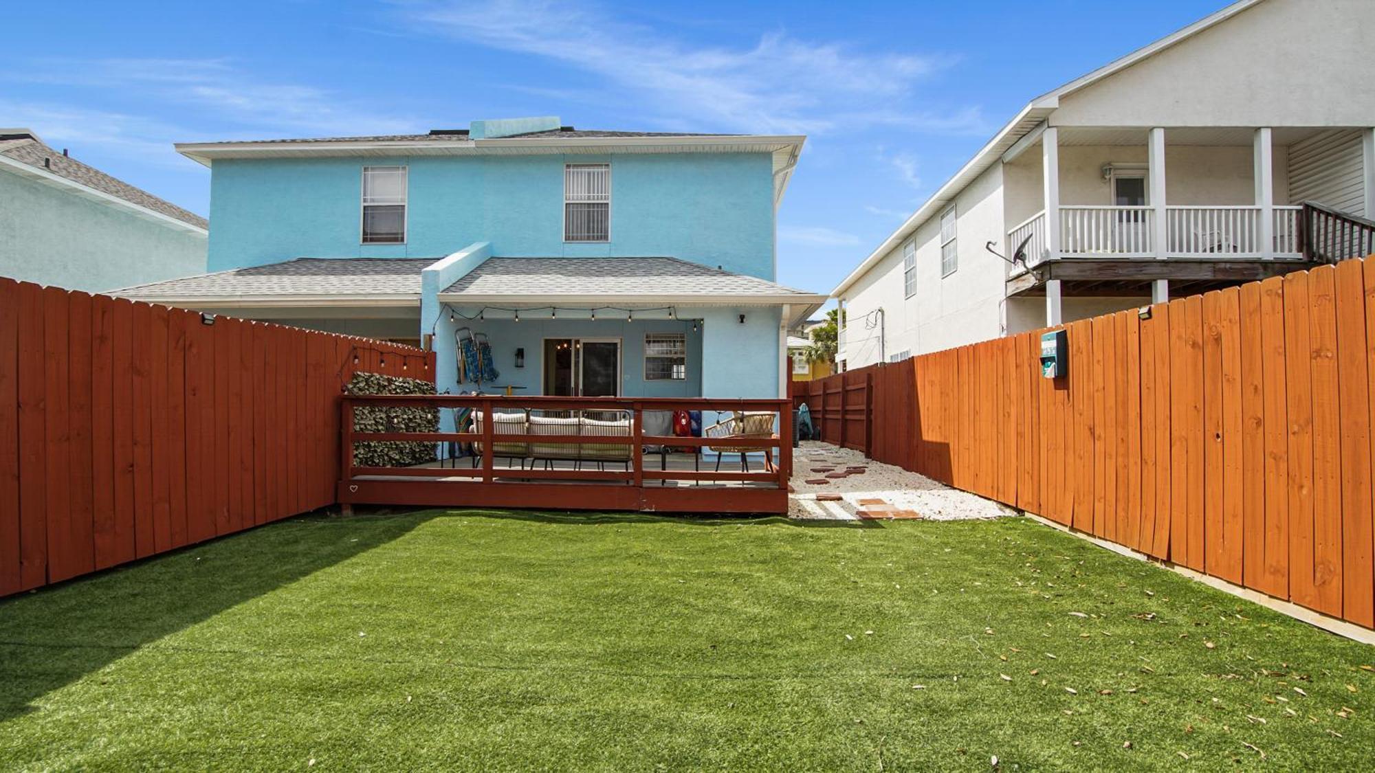 Dog And Kid Friendly House - Private Yard & Deck - 3 Min Walk To *