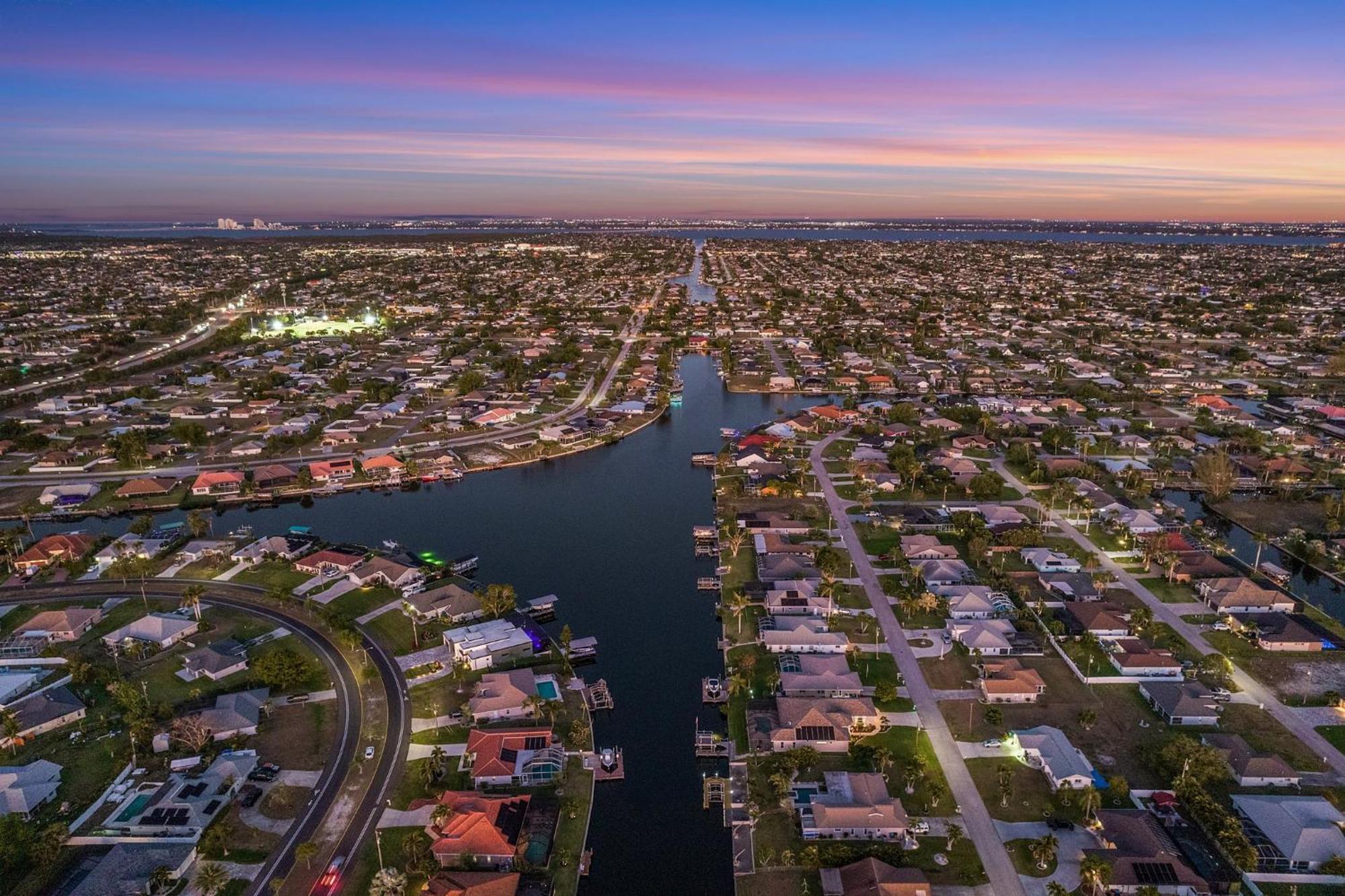 Heated Saltwater Pool, Dock, Gulf Access - Infinity Coral - Roelens Cape Coral