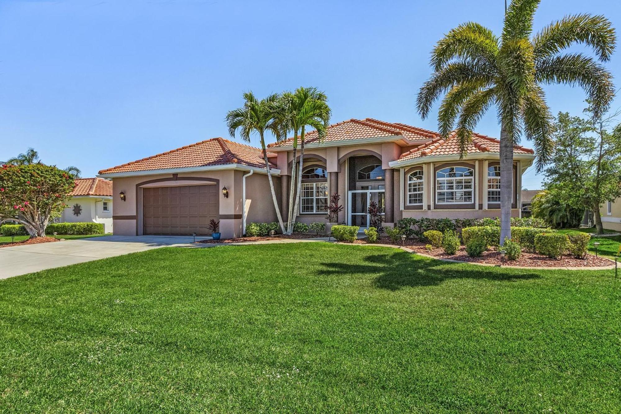 Heated Saltwater Pool, Dock, Gulf Access - Infinity Coral - Roelens Holiday home Cape Coral