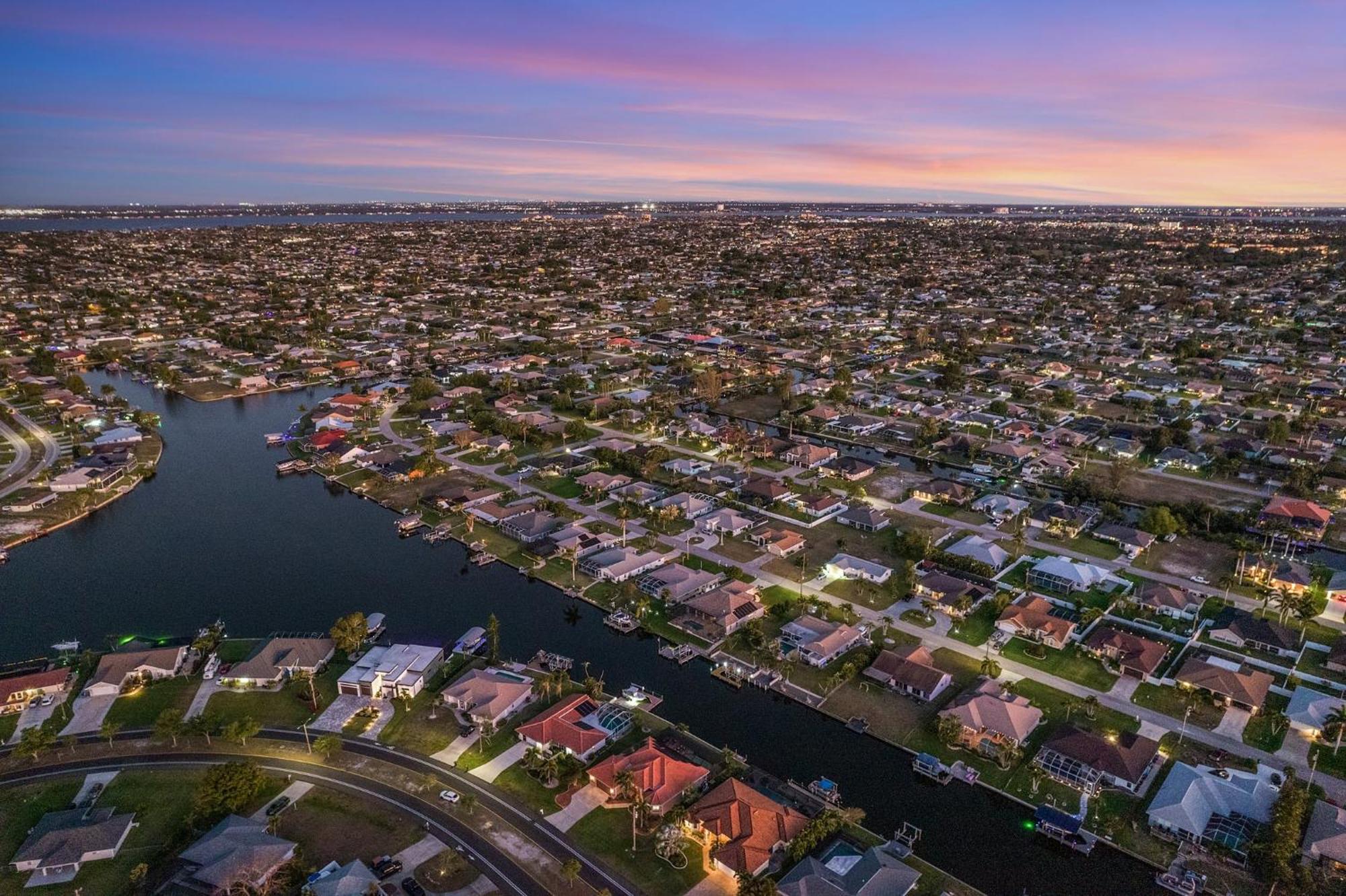 Heated Saltwater Pool, Dock, Gulf Access - Infinity Coral - Roelens Cape Coral