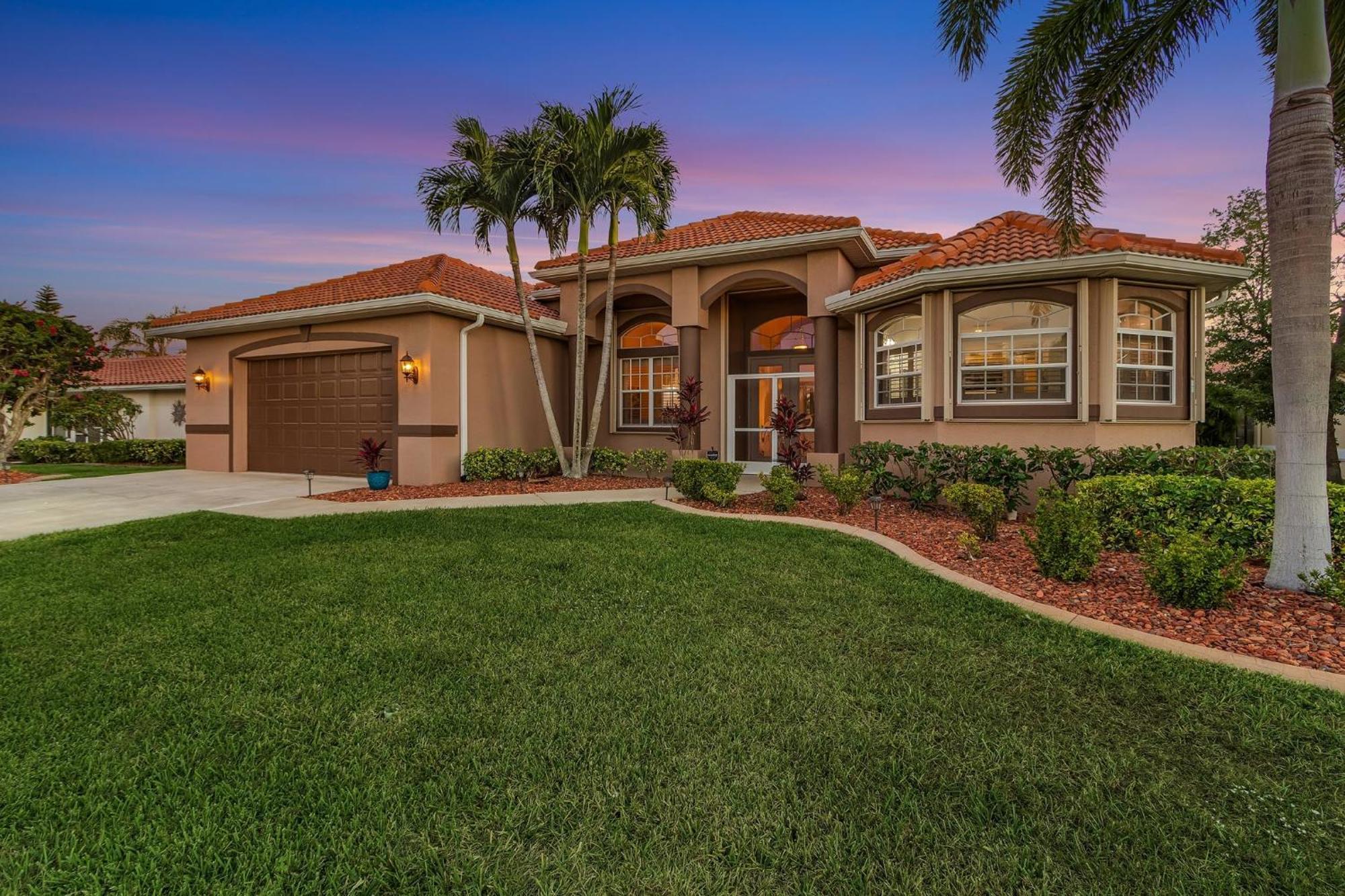 Heated Saltwater Pool, Dock, Gulf Access - Infinity Coral - Roelens Cape Coral