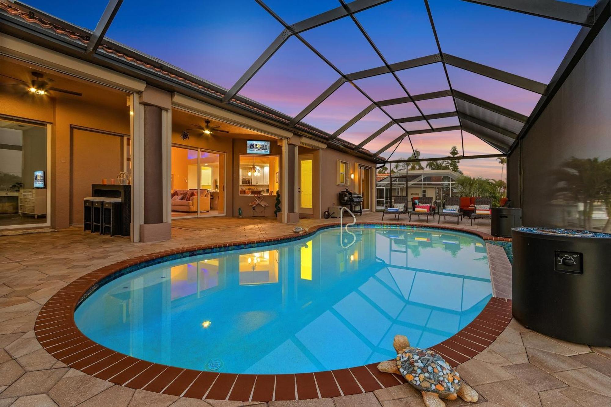 Heated Saltwater Pool, Dock, Gulf Access - Infinity Coral - Roelens Cape Coral
