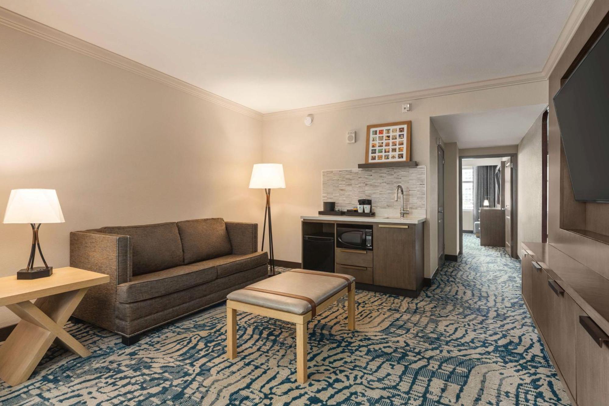 Embassy By Hilton Downtown Convention Center Hotel Tampa