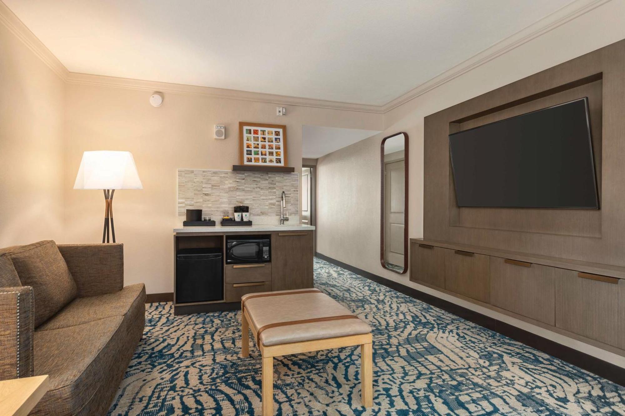 Hotel Embassy By Hilton Downtown Convention Center Tampa
