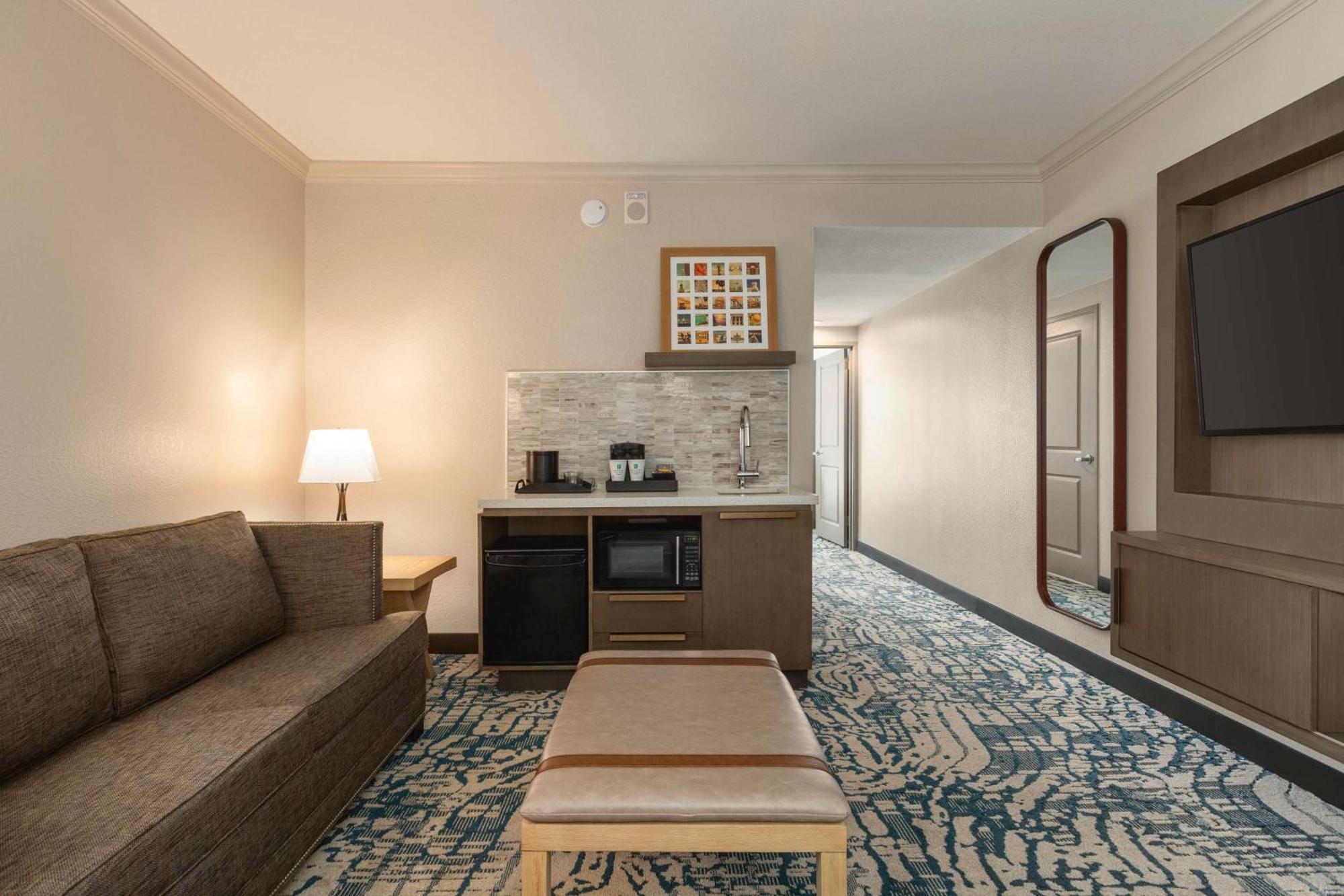 Hotel Embassy By Hilton Downtown Convention Center 4*