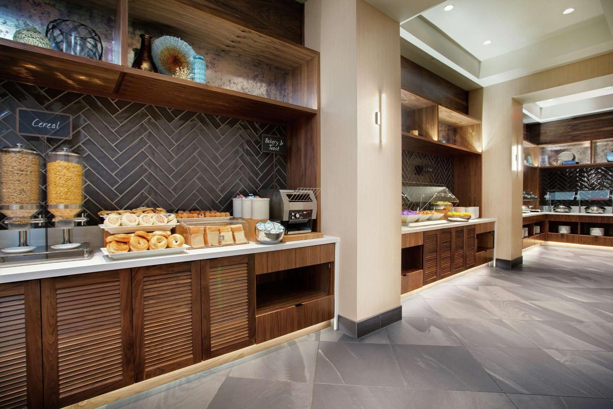 Hotel Embassy By Hilton Downtown Convention Center 4*