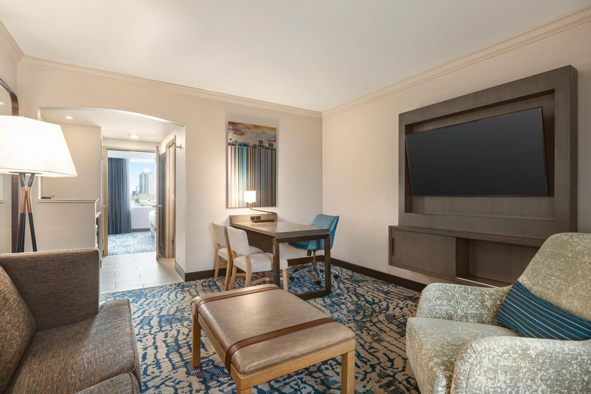 Hotel Embassy By Hilton Downtown Convention Center Tampa