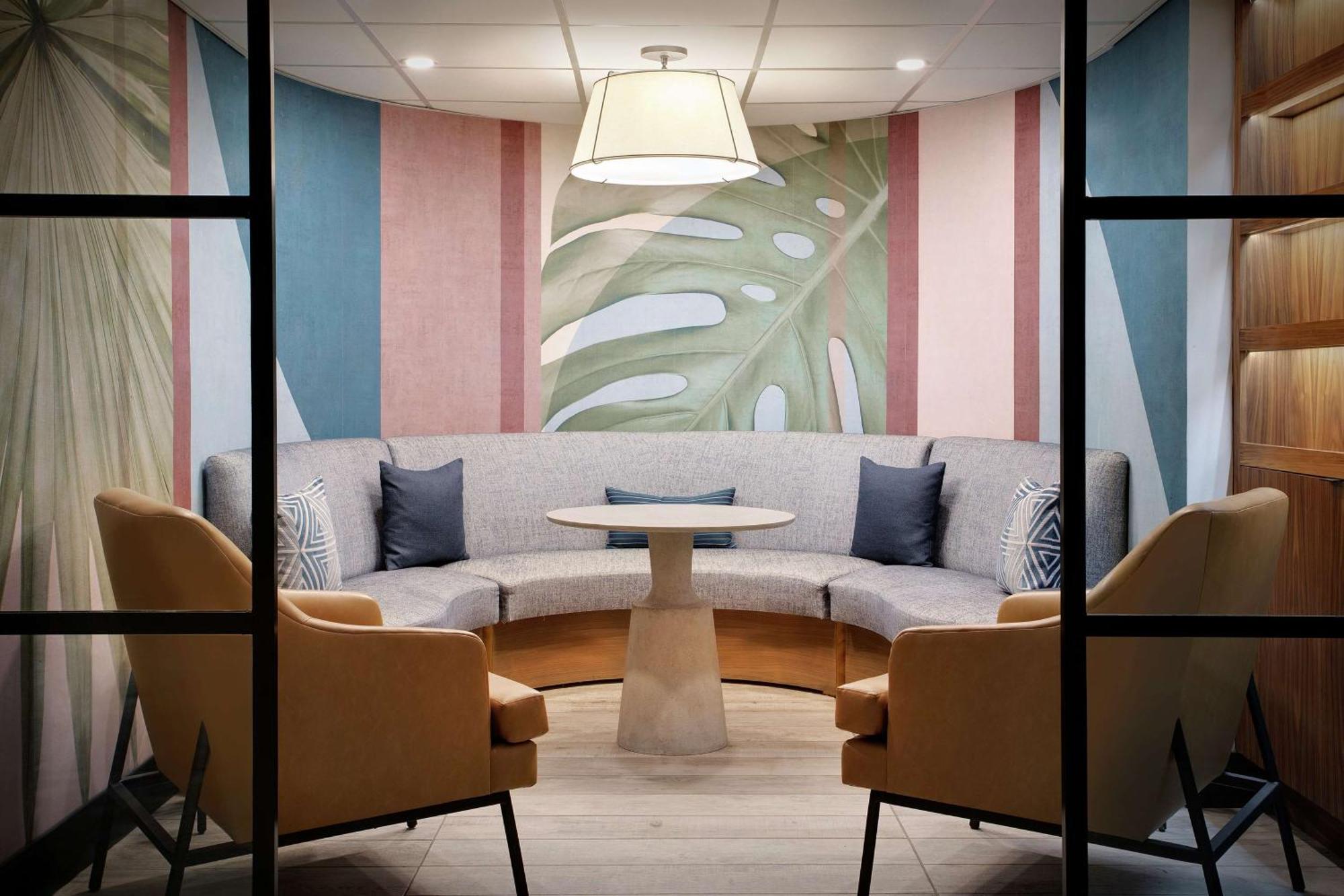 Hotel Embassy By Hilton Downtown Convention Center Tampa