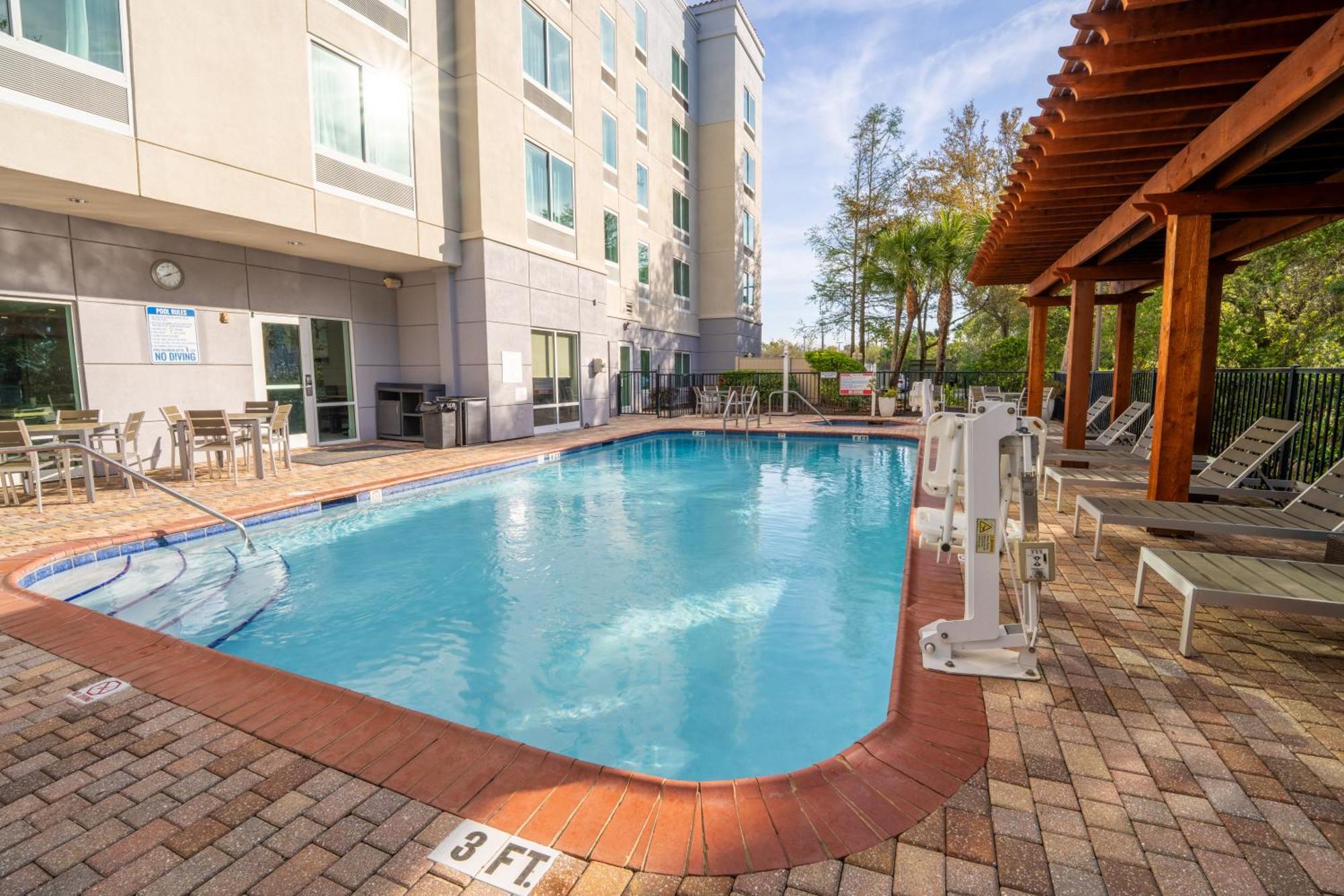 Fairfield & Butler Boulevard Hotel 3*